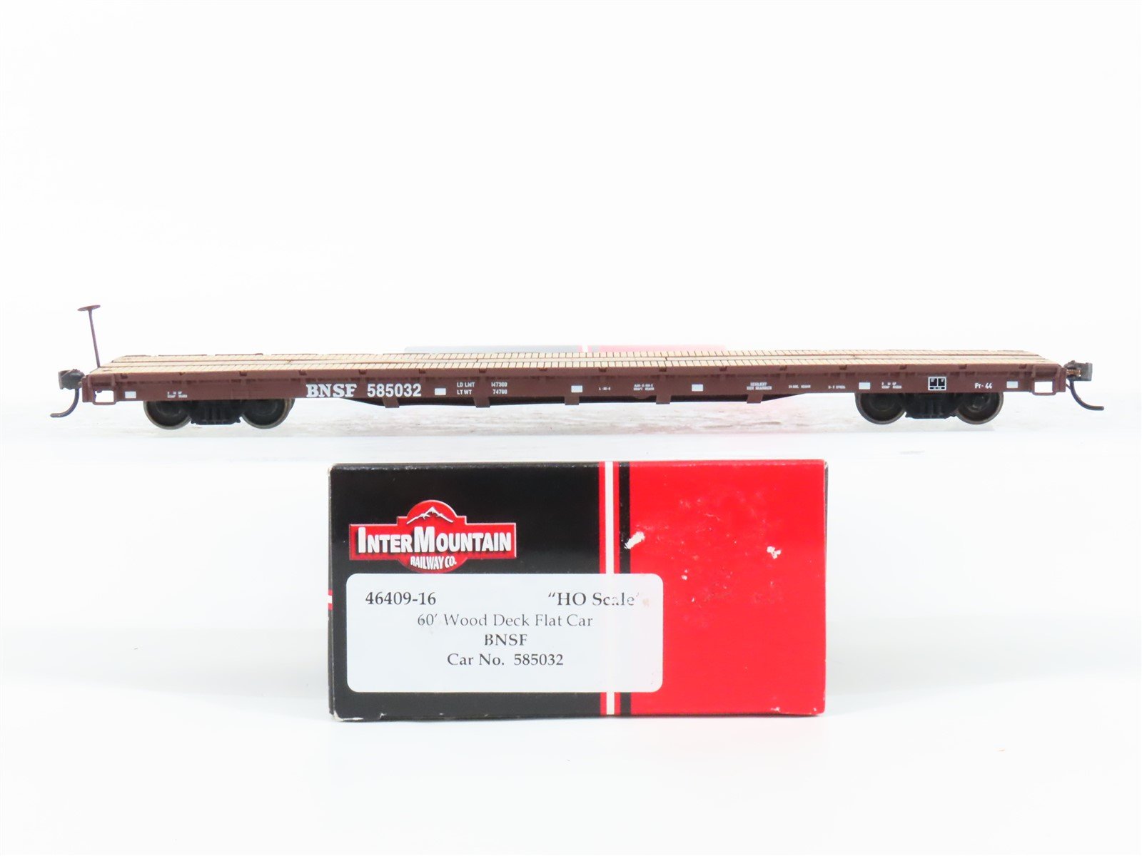 HO Scale InterMountain 46409-16 BNSF Railway 60' Wood Deck Flat Car #585032