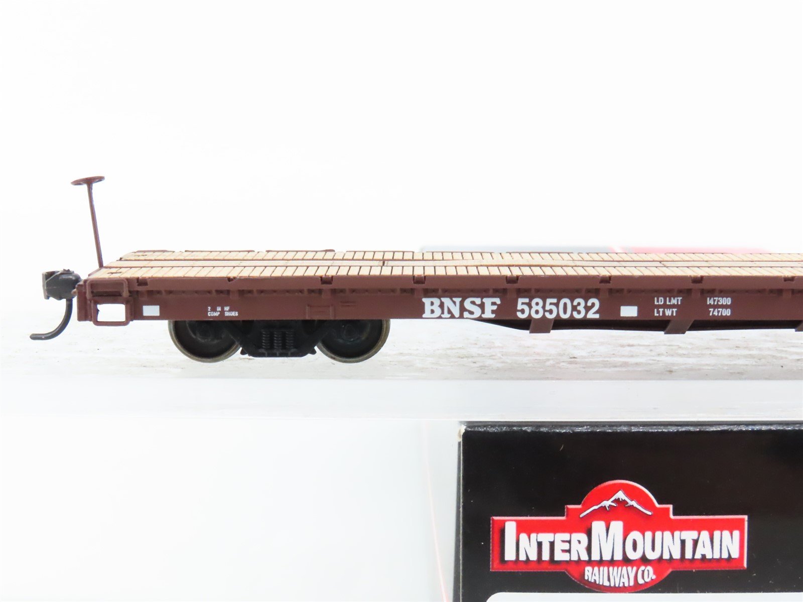 HO Scale InterMountain 46409-16 BNSF Railway 60' Wood Deck Flat Car #585032