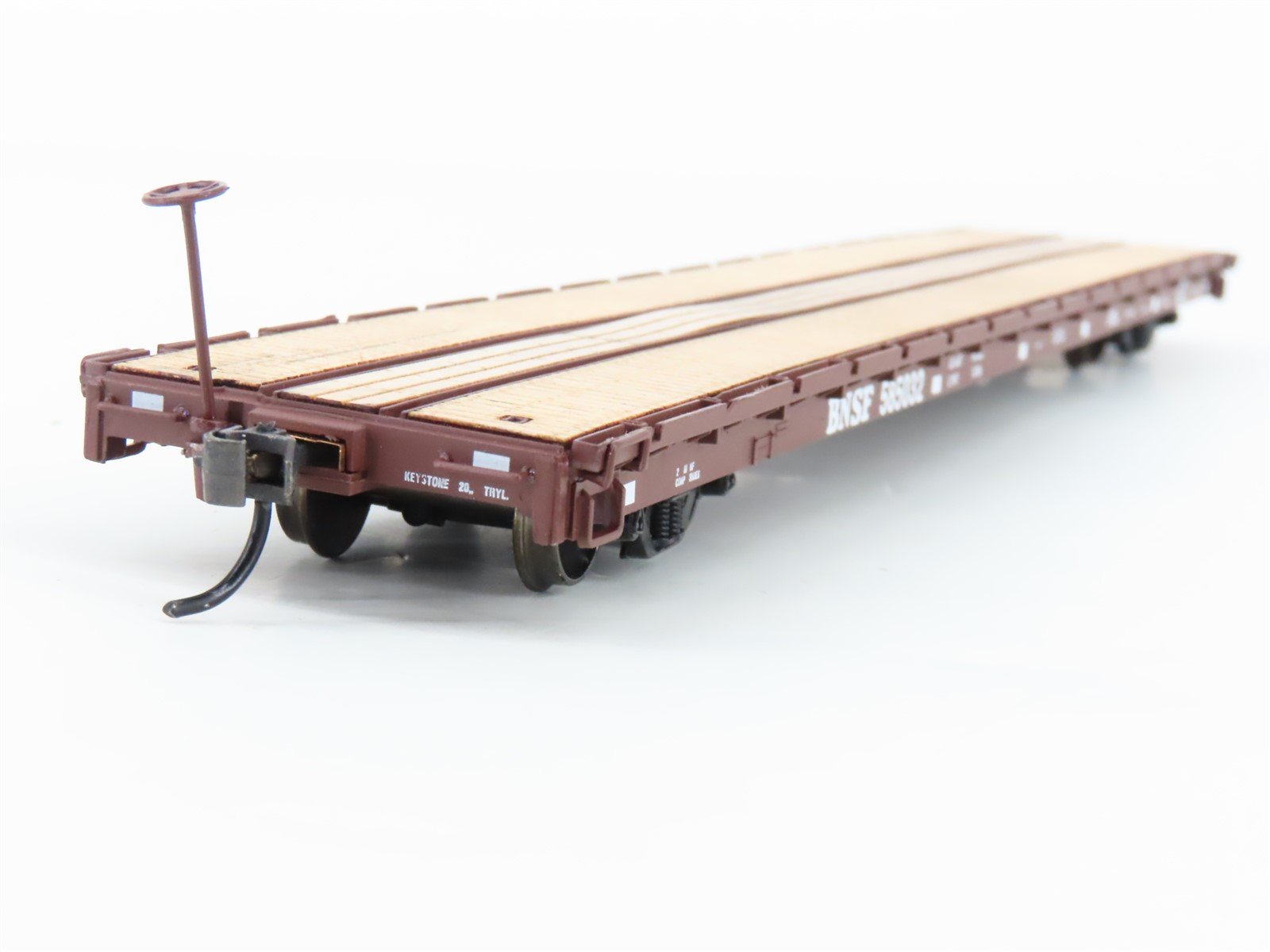 HO Scale InterMountain 46409-16 BNSF Railway 60' Wood Deck Flat Car #585032