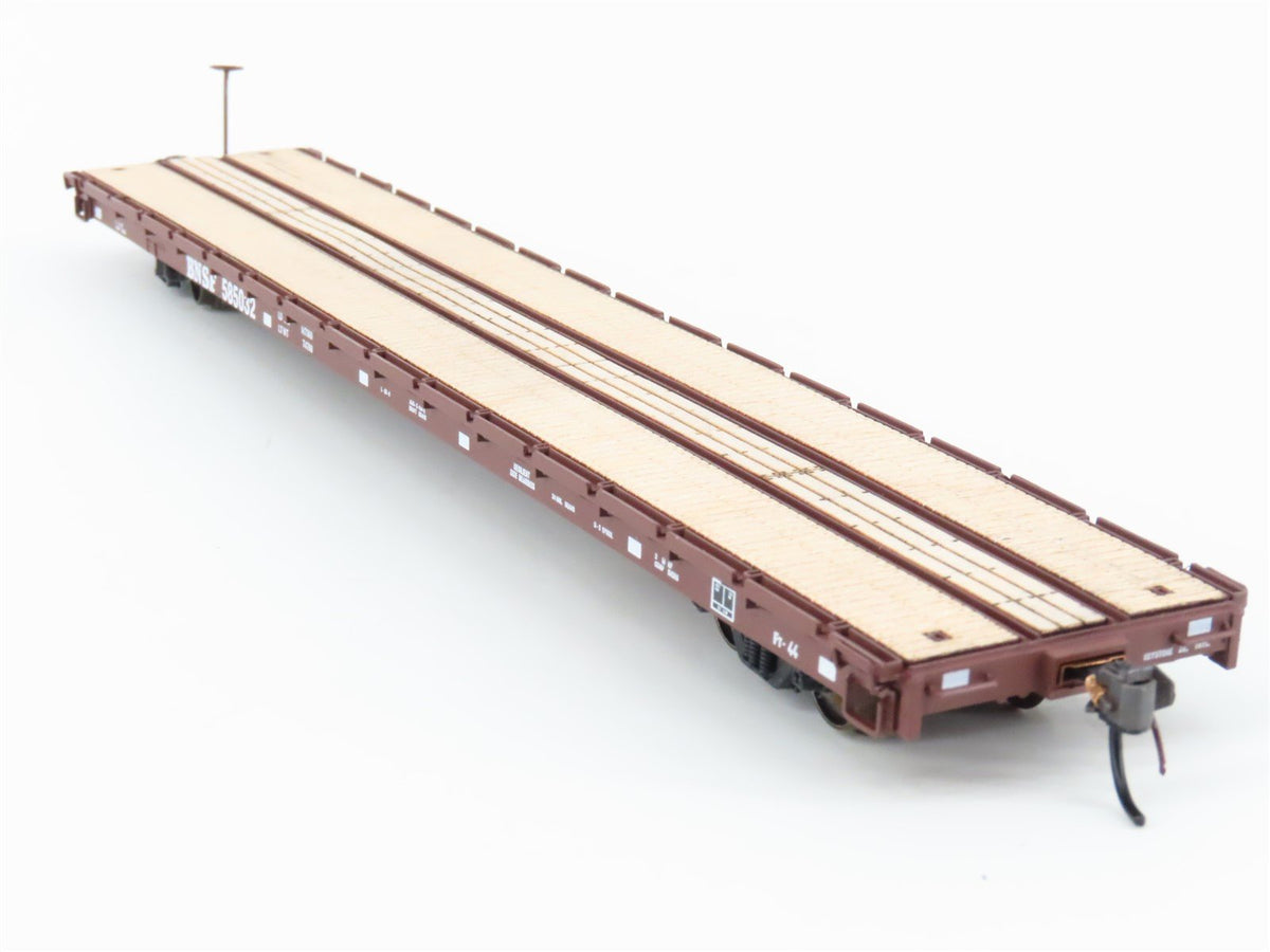 HO Scale InterMountain 46409-16 BNSF Railway 60&#39; Wood Deck Flat Car #585032