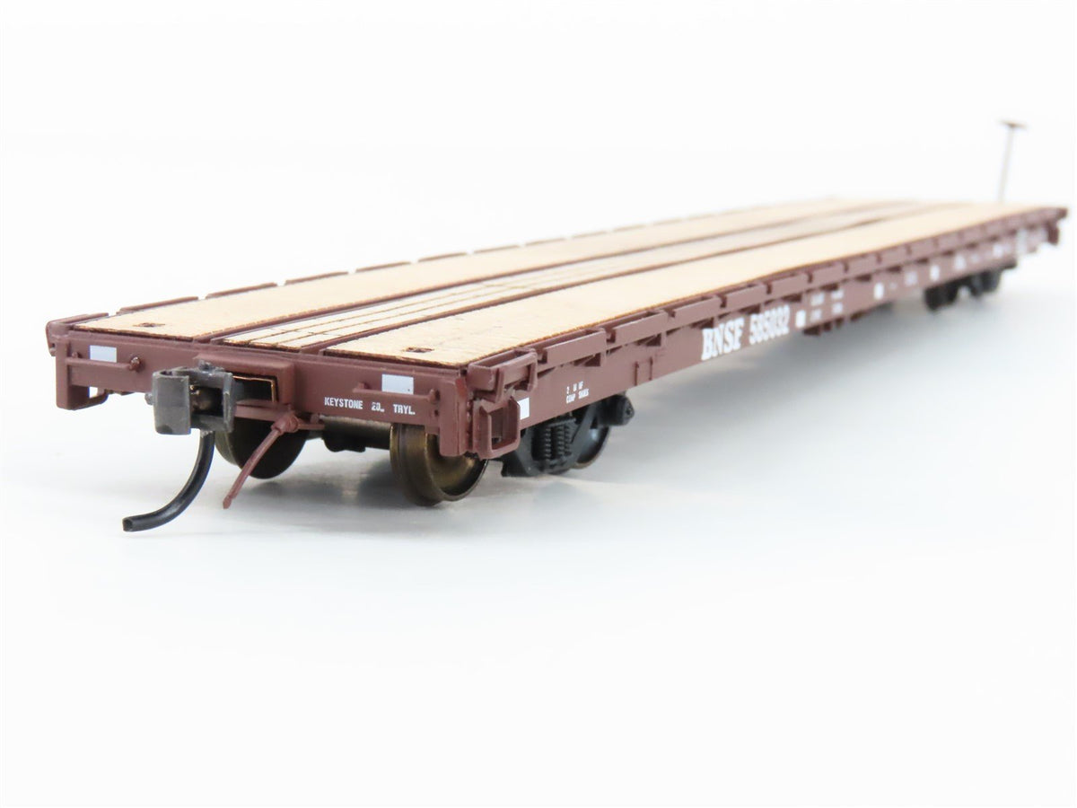 HO Scale InterMountain 46409-16 BNSF Railway 60&#39; Wood Deck Flat Car #585032