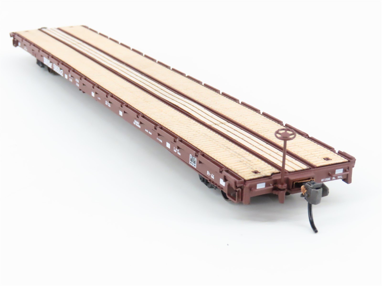 HO Scale InterMountain 46409-16 BNSF Railway 60' Wood Deck Flat Car #585032