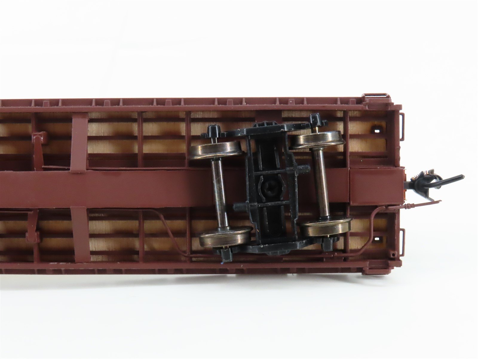 HO Scale InterMountain 46409-16 BNSF Railway 60' Wood Deck Flat Car #585032