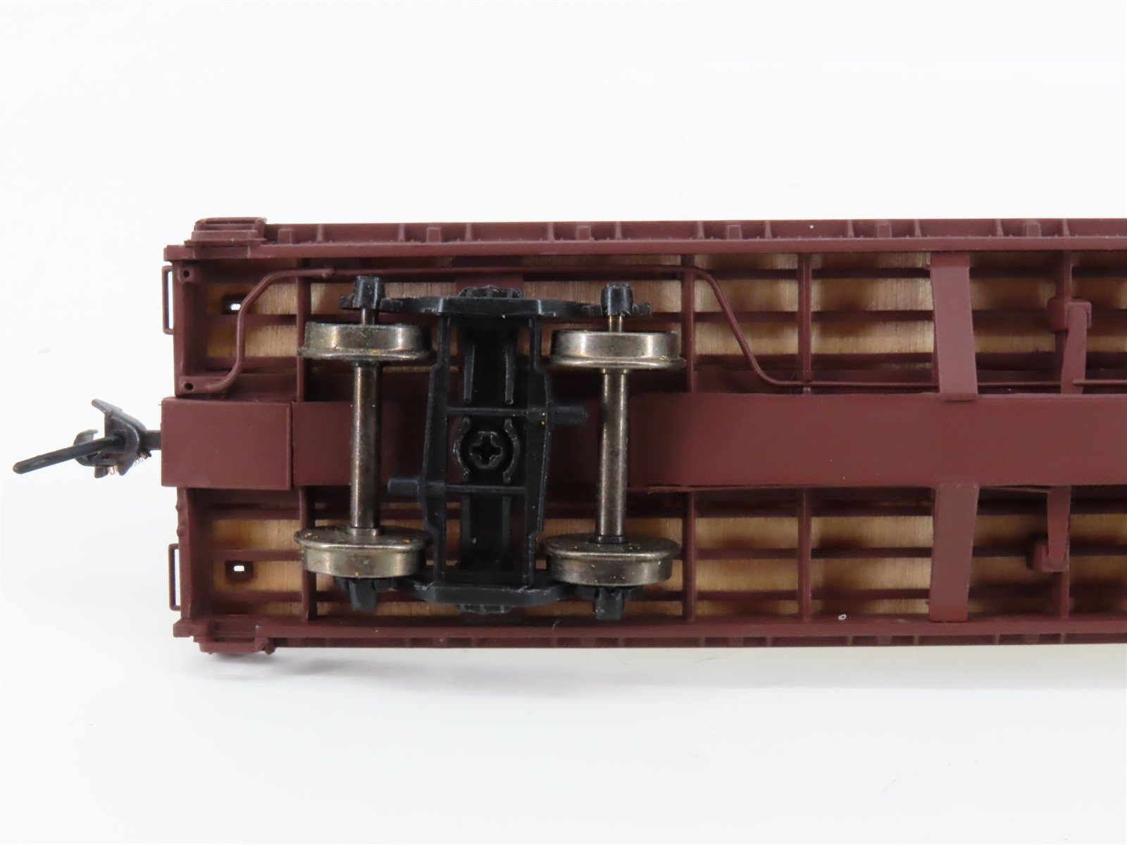 HO Scale InterMountain 46409-14 BNSF Railway 60' Wood Deck Flat Car #585015