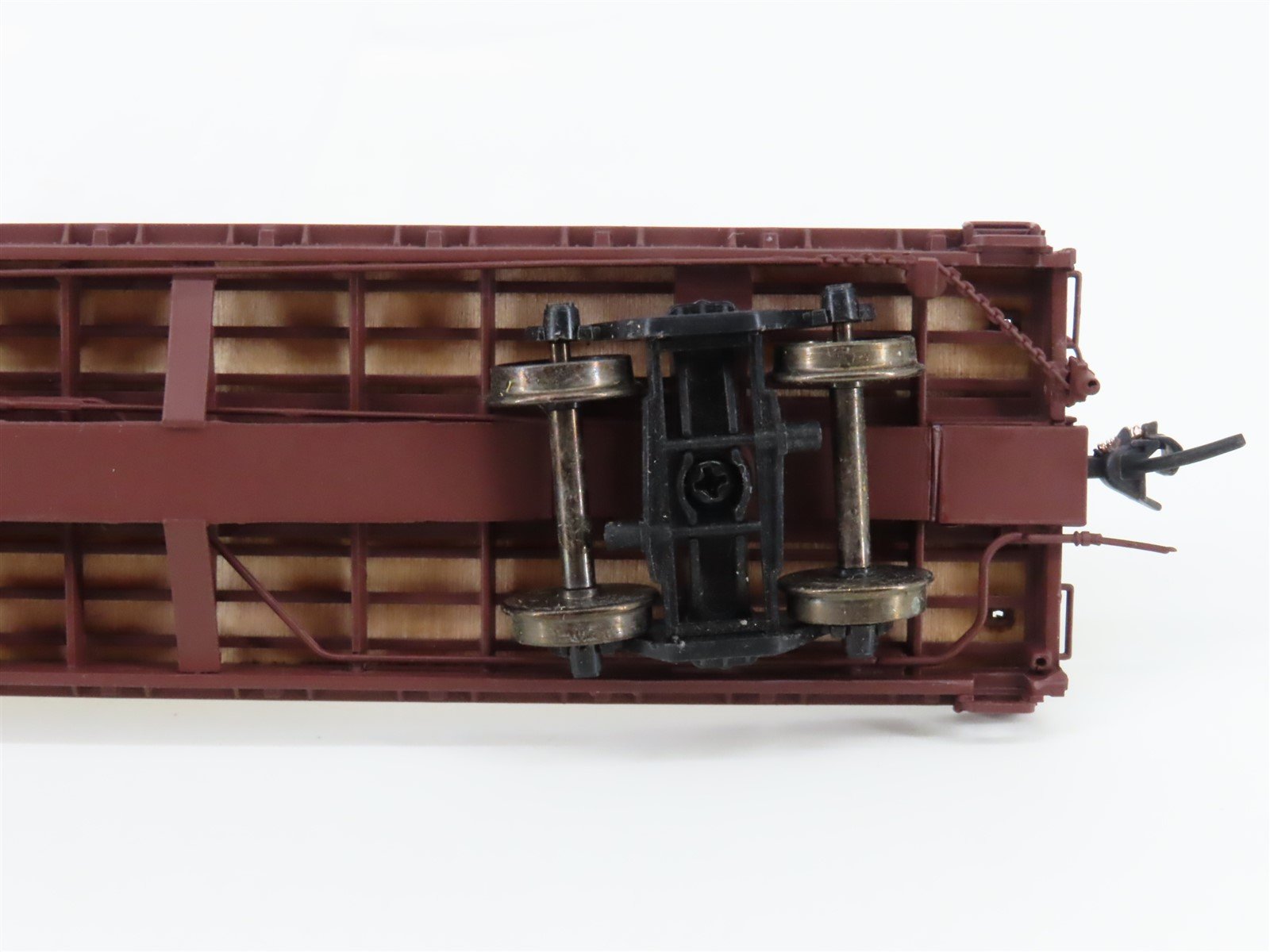 HO Scale InterMountain 46409-14 BNSF Railway 60' Wood Deck Flat Car #585015