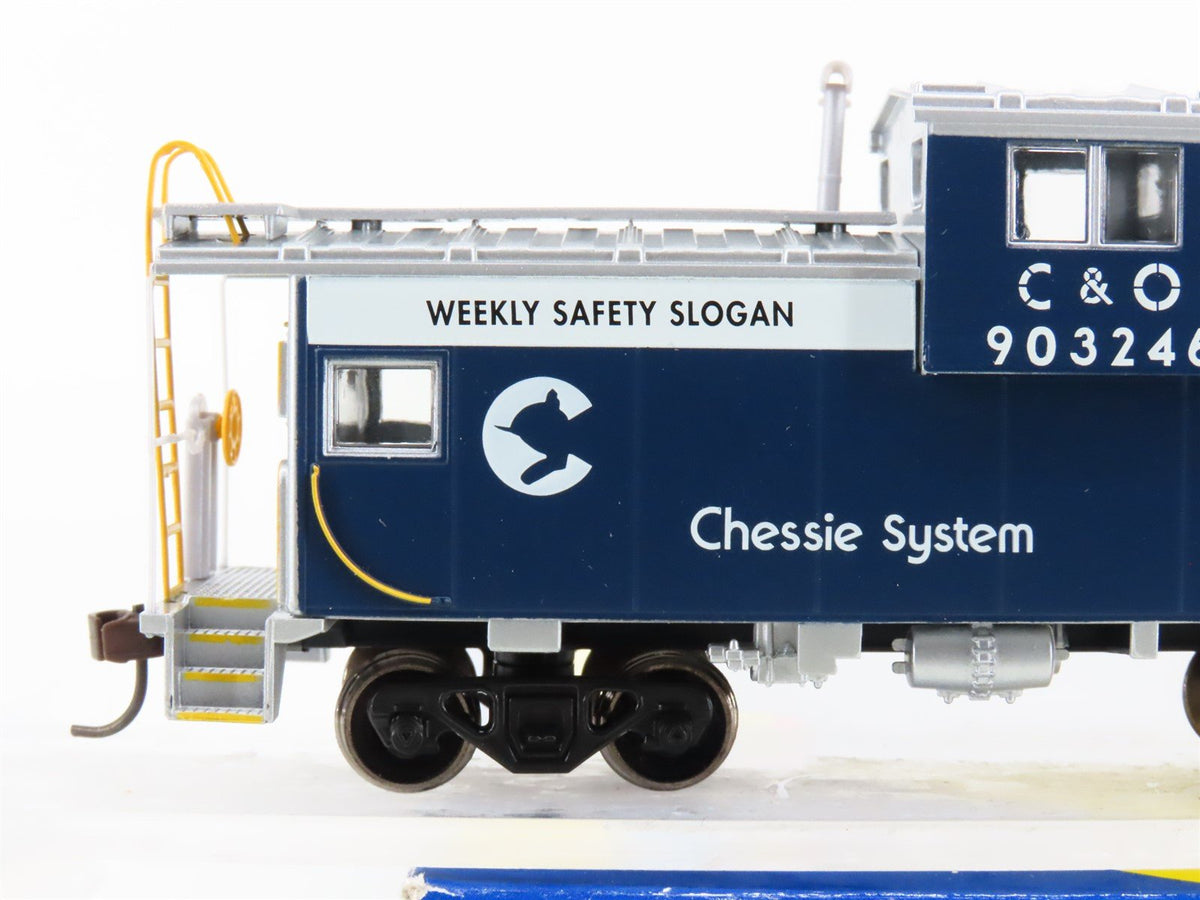 HO Scale Athearn 75175 C&amp;O Chessie System Wide Vision Caboose #903246
