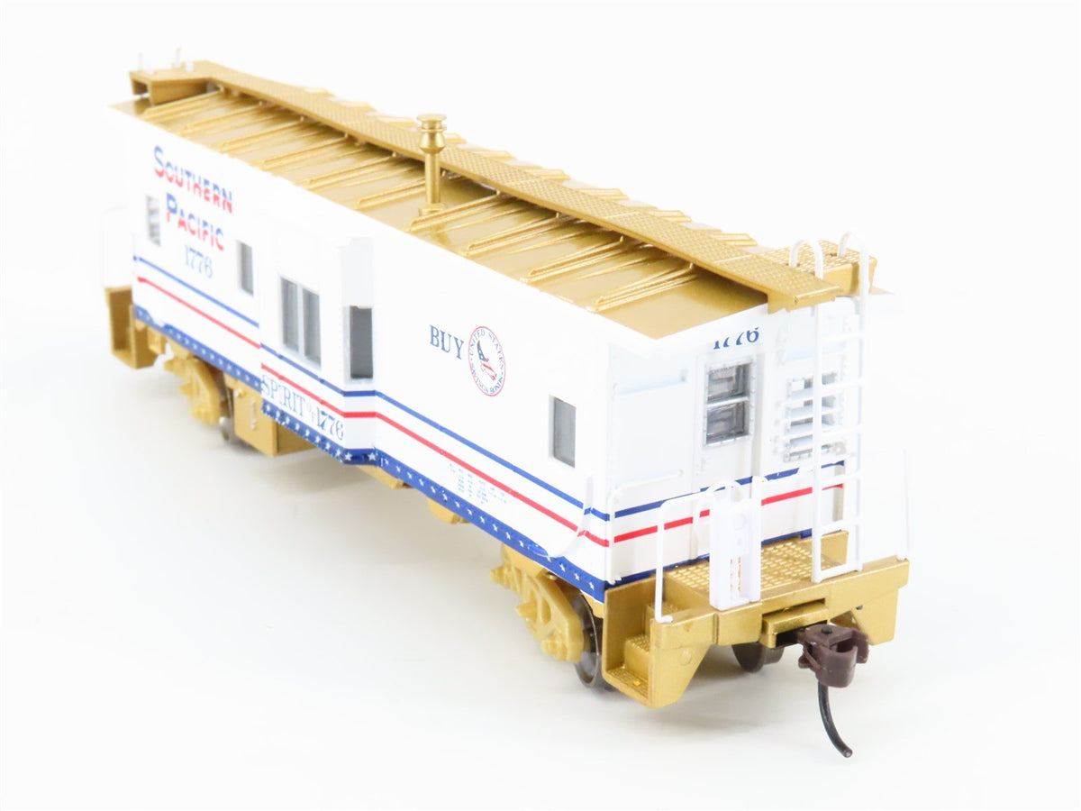 HO Scale Athearn 74665 SP Southern Pacific Bicentennial Bay Window Caboose #1776