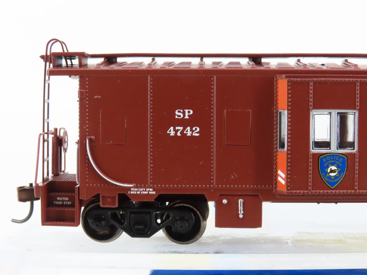HO Scale Athearn 74667 SP Southern Pacific Police Bay Window Caboose #4742