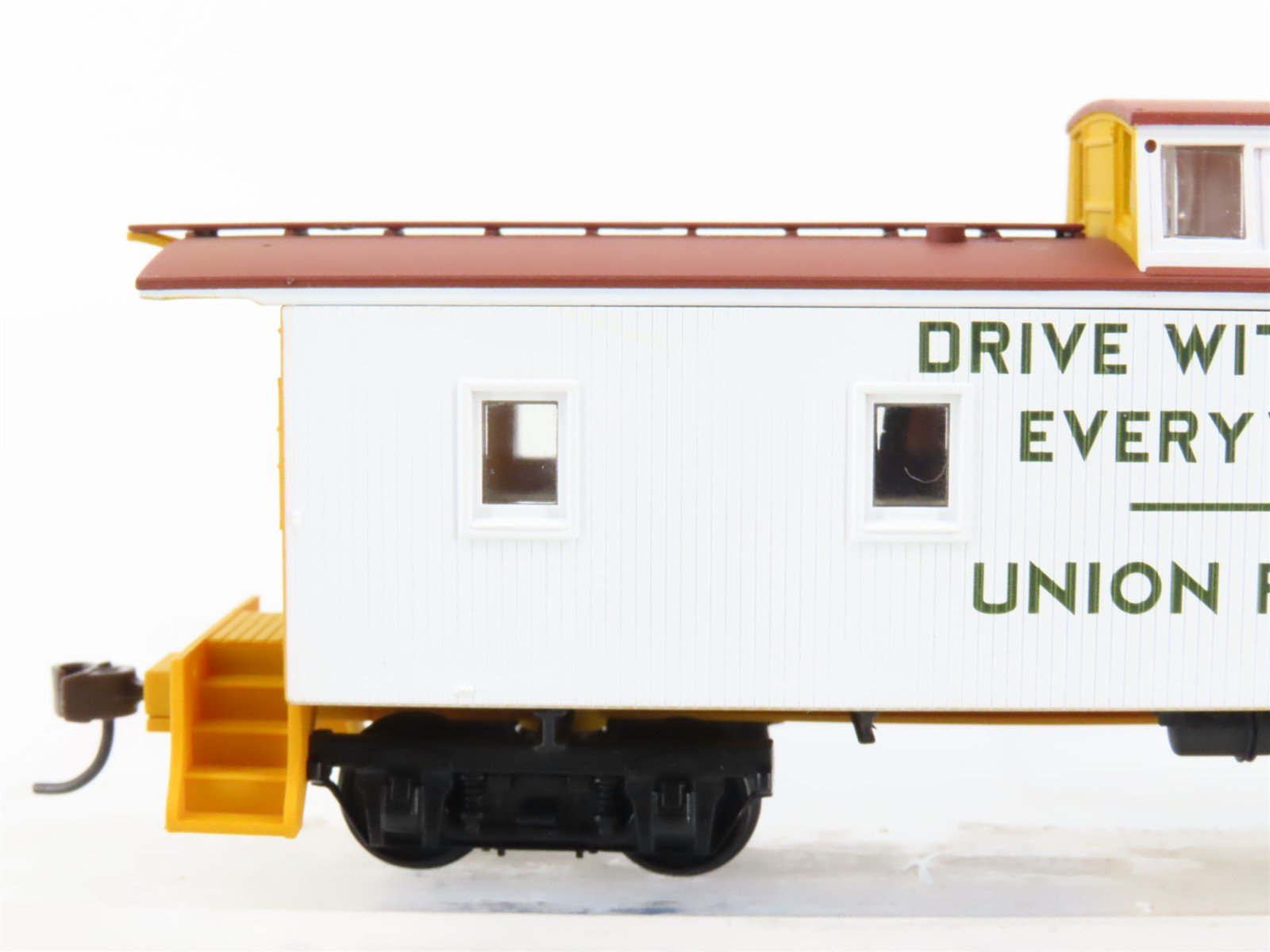 HO Walthers 932-7544 UP Union Pacific (Safety White) CA-1 Wood Caboose #2654