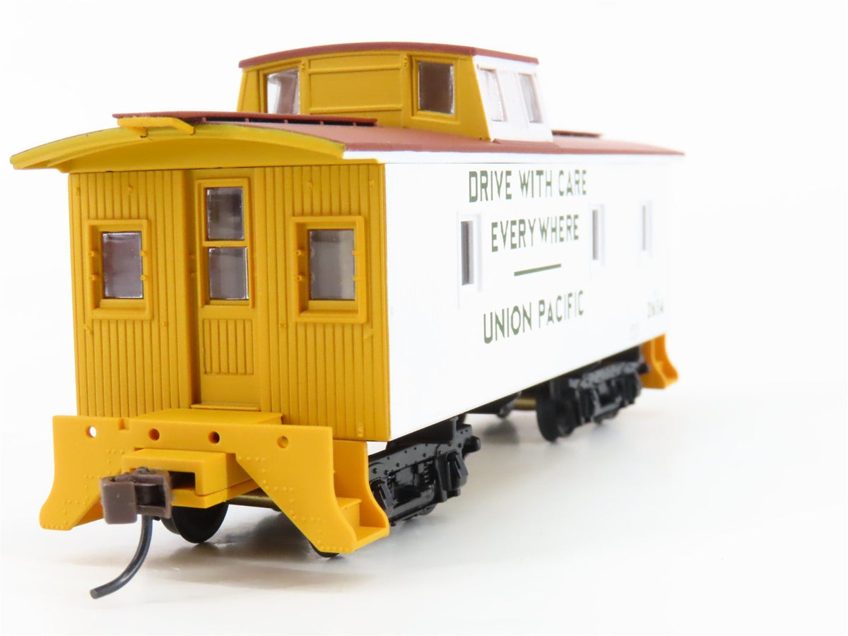 HO Walthers 932-7544 UP Union Pacific (Safety White) CA-1 Wood Caboose #2654