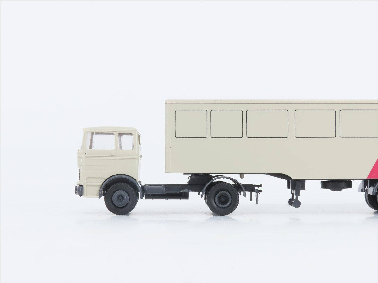 HO Scale Liliput L220011 DB Deutsche Bahn Low Level Flat Car w/ Semi Trailer