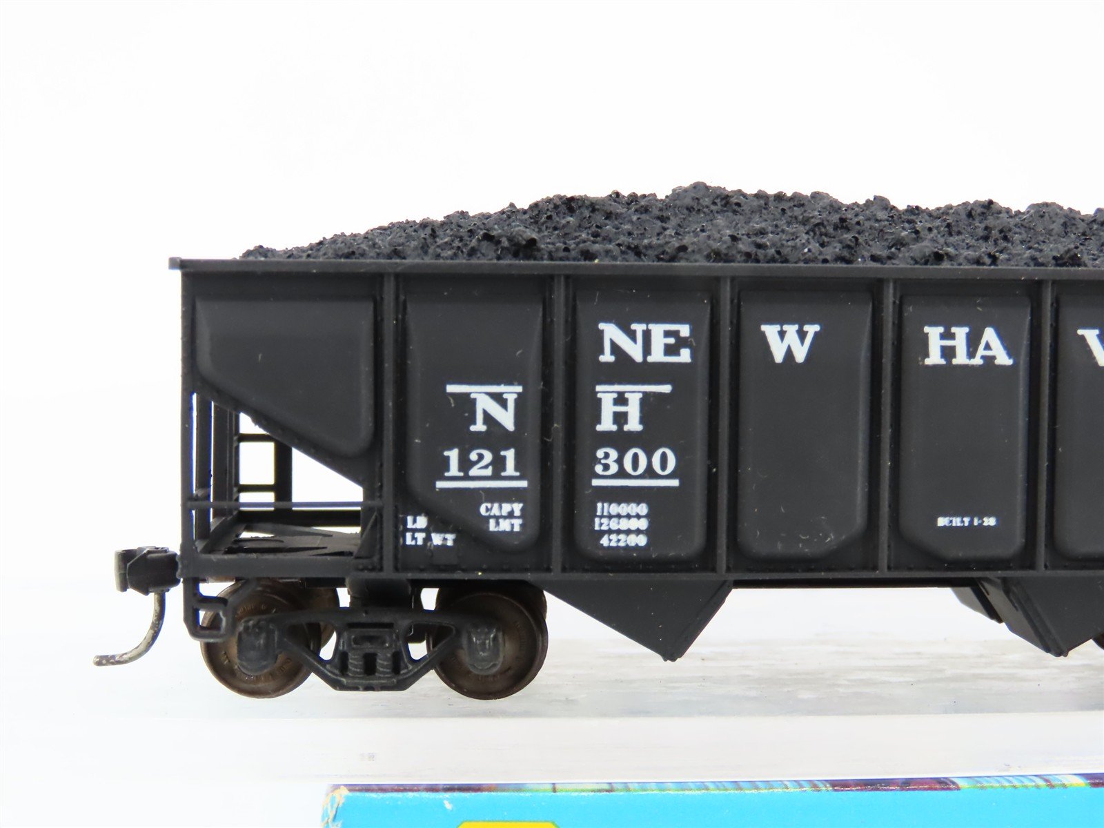 HO Scale Athearn 5447 NH New Haven 2-Bay Hopper #121300 w/ Load - CUSTOM