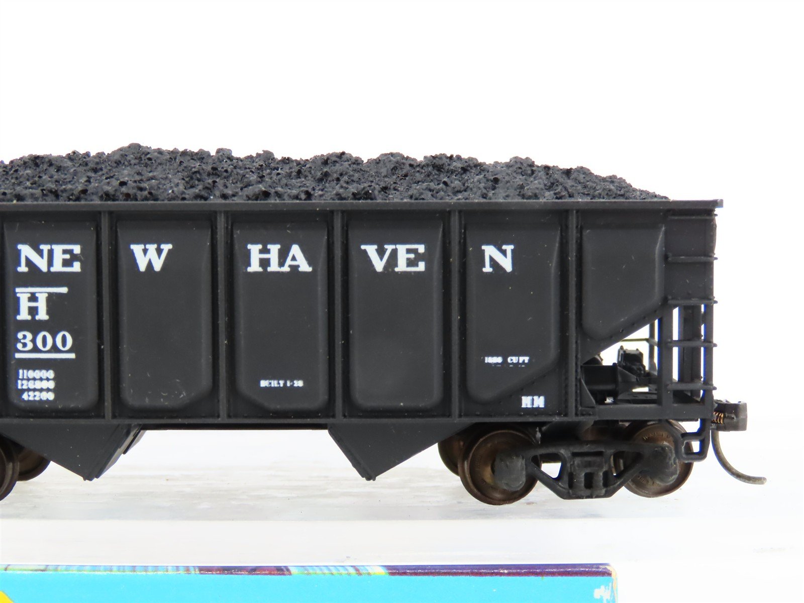 HO Scale Athearn 5447 NH New Haven 2-Bay Hopper #121300 w/ Load - CUSTOM