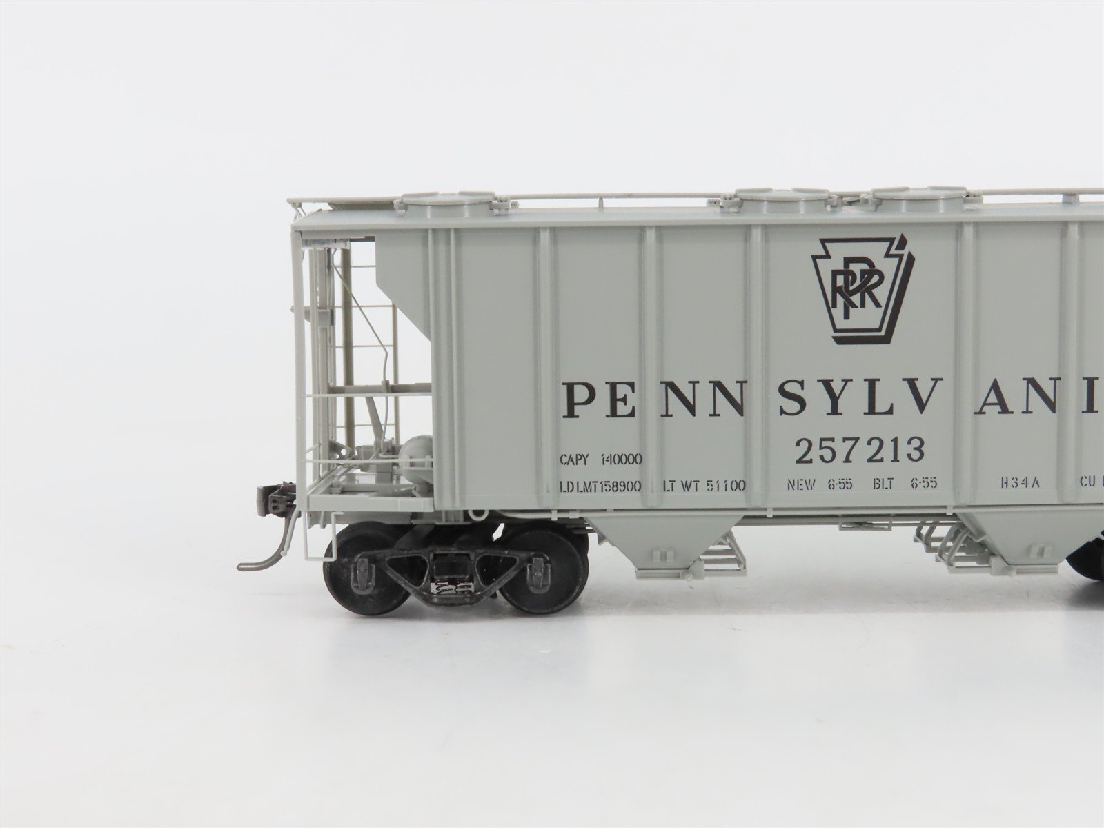 HO Scale Kadee 8327 PRR Pennsylvania Railroad 2-Bay Covered Hopper #257213
