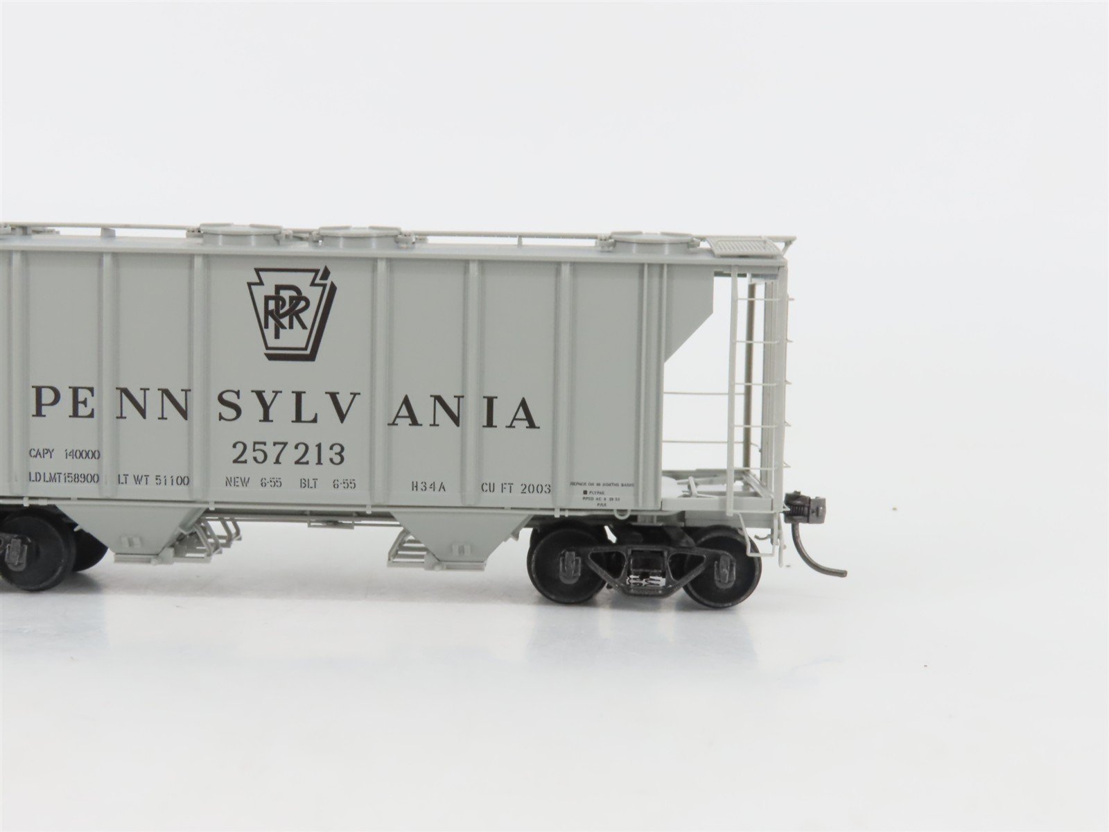 HO Scale Kadee 8327 PRR Pennsylvania Railroad 2-Bay Covered Hopper #257213