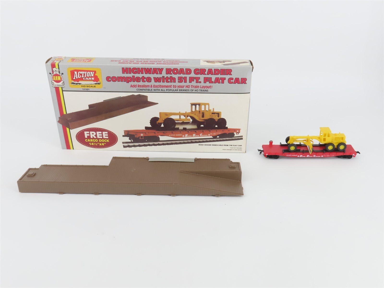 HO Scale AHM 11101 ATSF Santa Fe 51' Flat Car #90850 w/ Road Grader & Cargo Dock