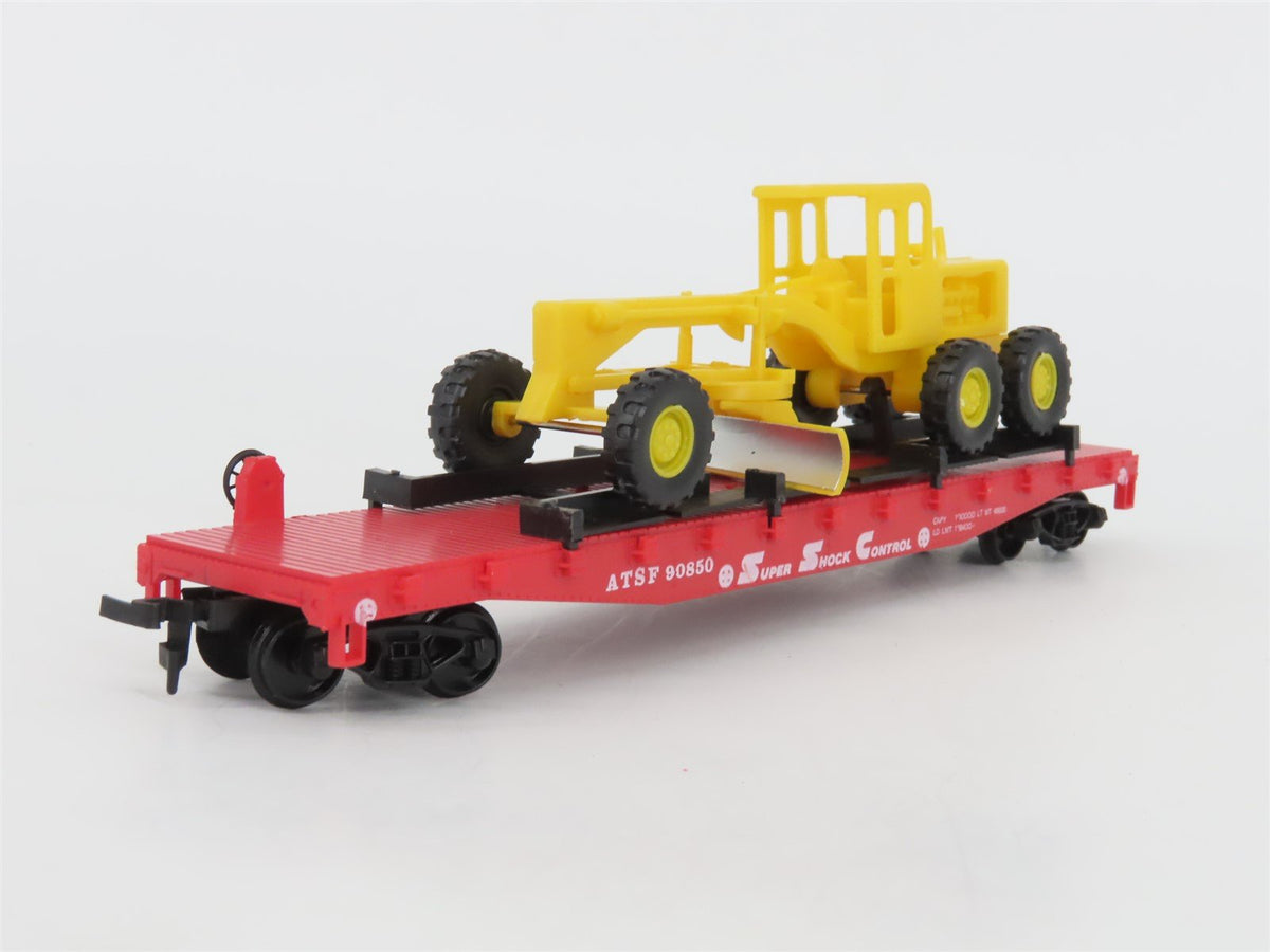 HO Scale AHM 11101 ATSF Santa Fe 51&#39; Flat Car #90850 w/ Road Grader &amp; Cargo Dock