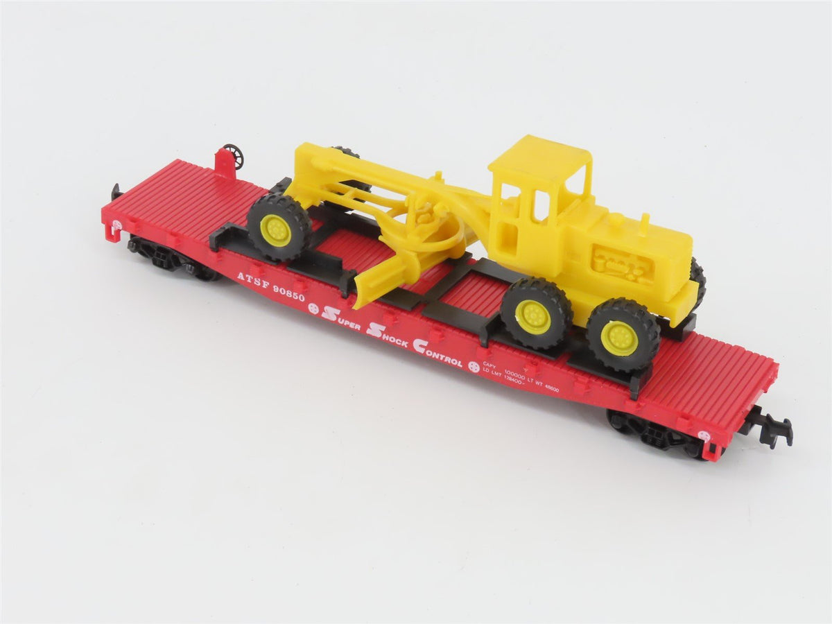 HO Scale AHM 11101 ATSF Santa Fe 51&#39; Flat Car #90850 w/ Road Grader &amp; Cargo Dock