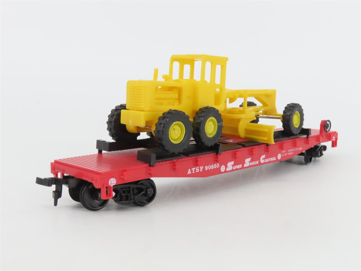 HO Scale AHM 11101 ATSF Santa Fe 51&#39; Flat Car #90850 w/ Road Grader &amp; Cargo Dock