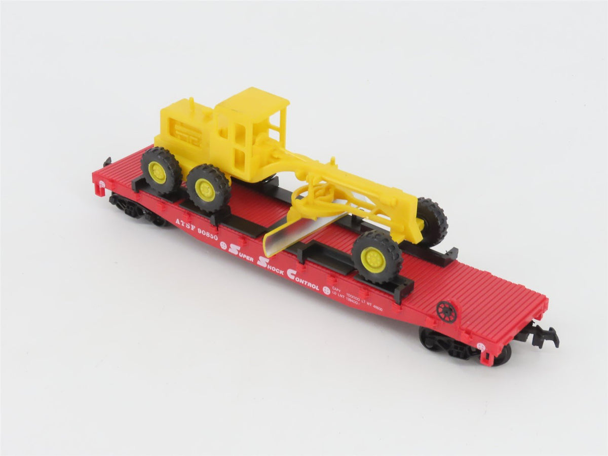 HO Scale AHM 11101 ATSF Santa Fe 51&#39; Flat Car #90850 w/ Road Grader &amp; Cargo Dock