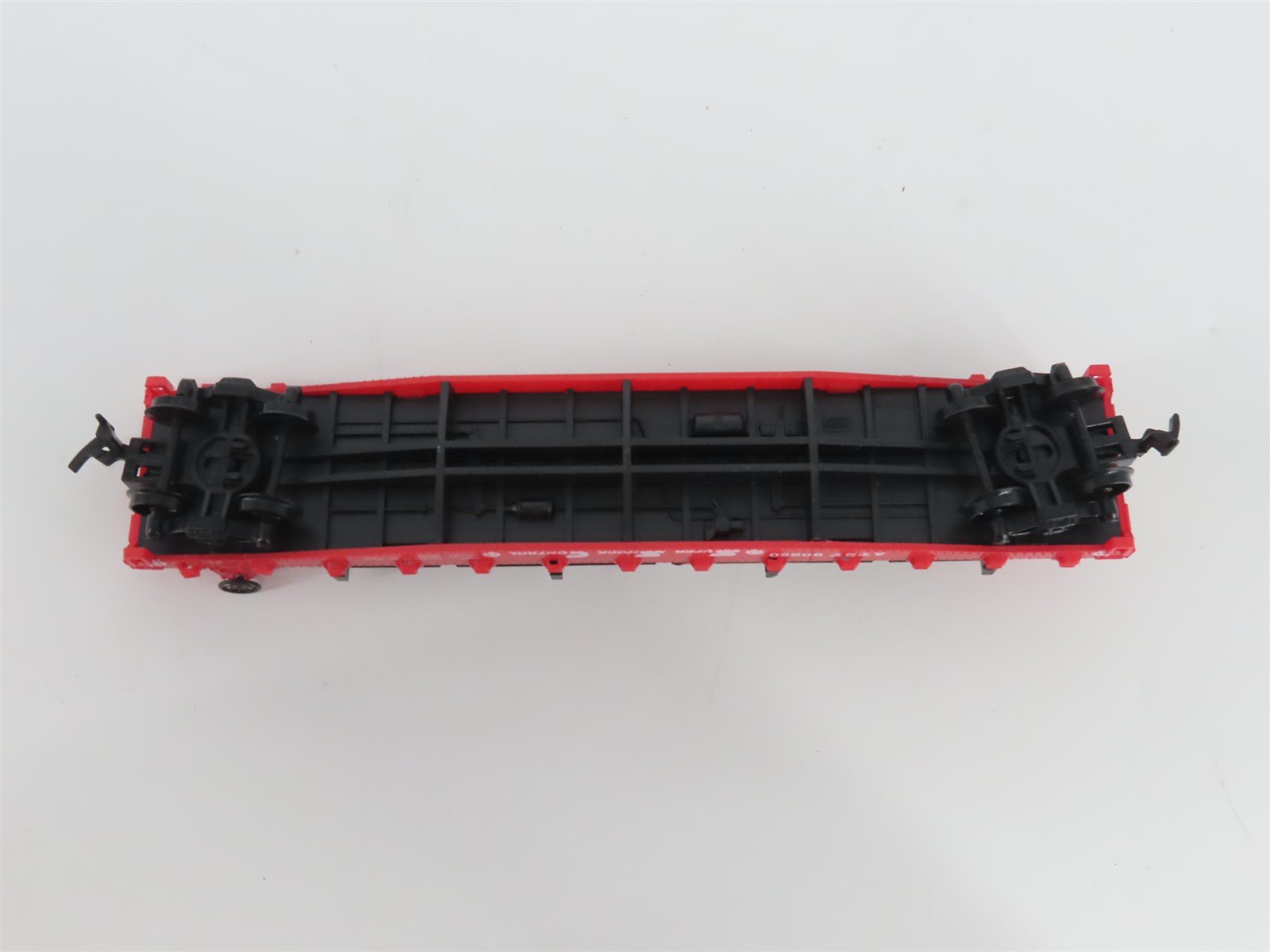 HO Scale AHM 11101 ATSF Santa Fe 51' Flat Car #90850 w/ Road Grader & Cargo Dock