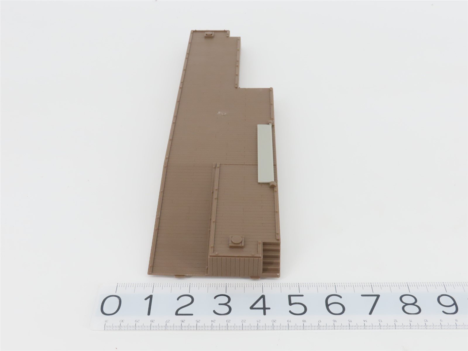 HO Scale AHM 11101 ATSF Santa Fe 51' Flat Car #90850 w/ Road Grader & Cargo Dock