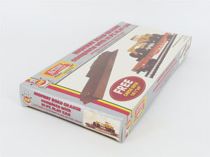 HO Scale AHM 11101 ATSF Santa Fe 51' Flat Car #90850 w/ Road Grader & Cargo Dock