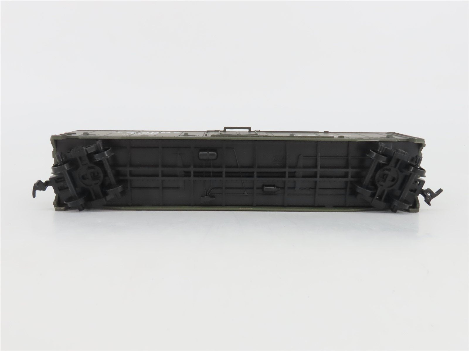 HO Scale AHM 11113 US Army Tank Buster Car #61242 w/ Cargo Dock