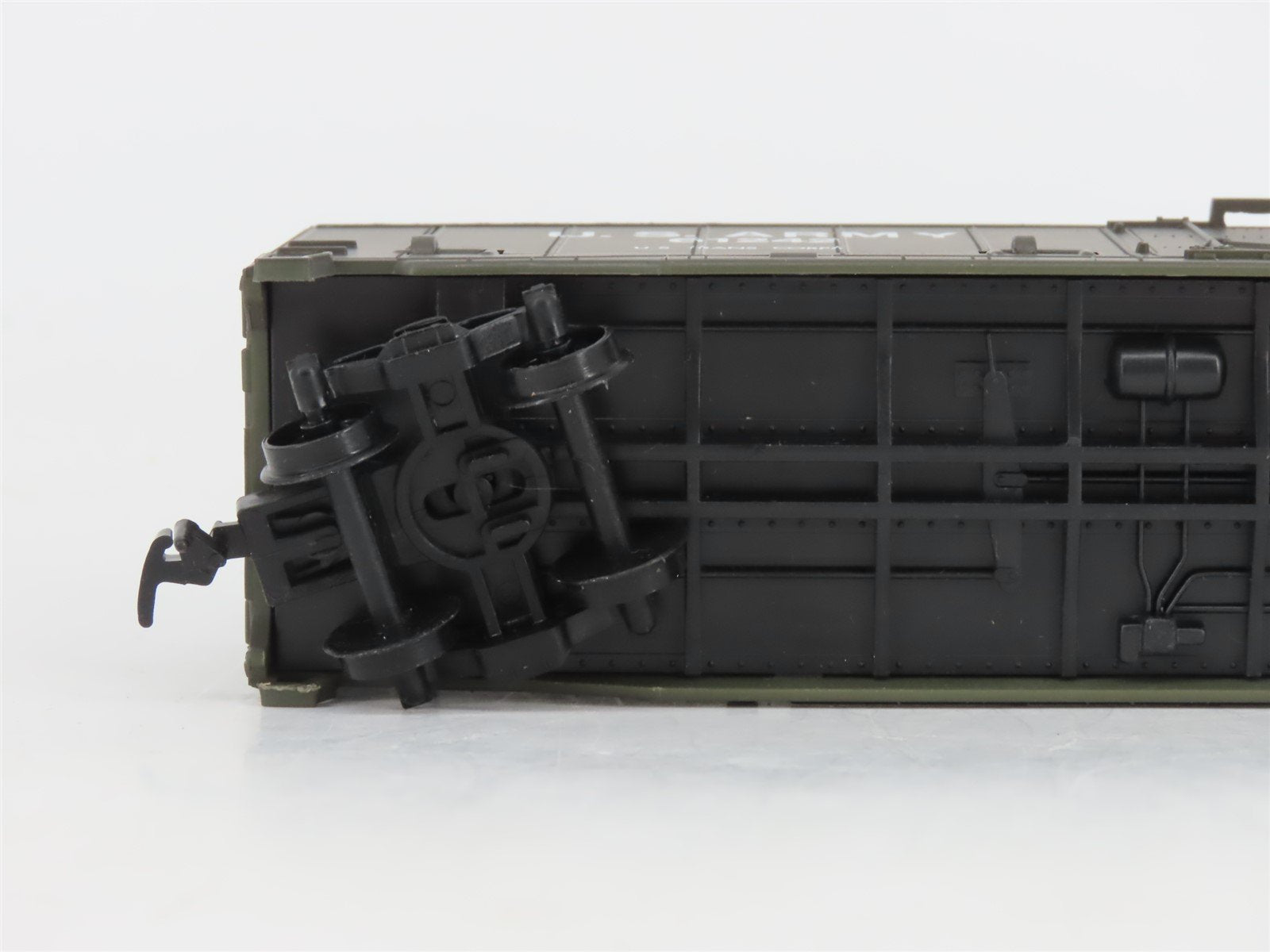 HO Scale AHM 11113 US Army Tank Buster Car #61242 w/ Cargo Dock