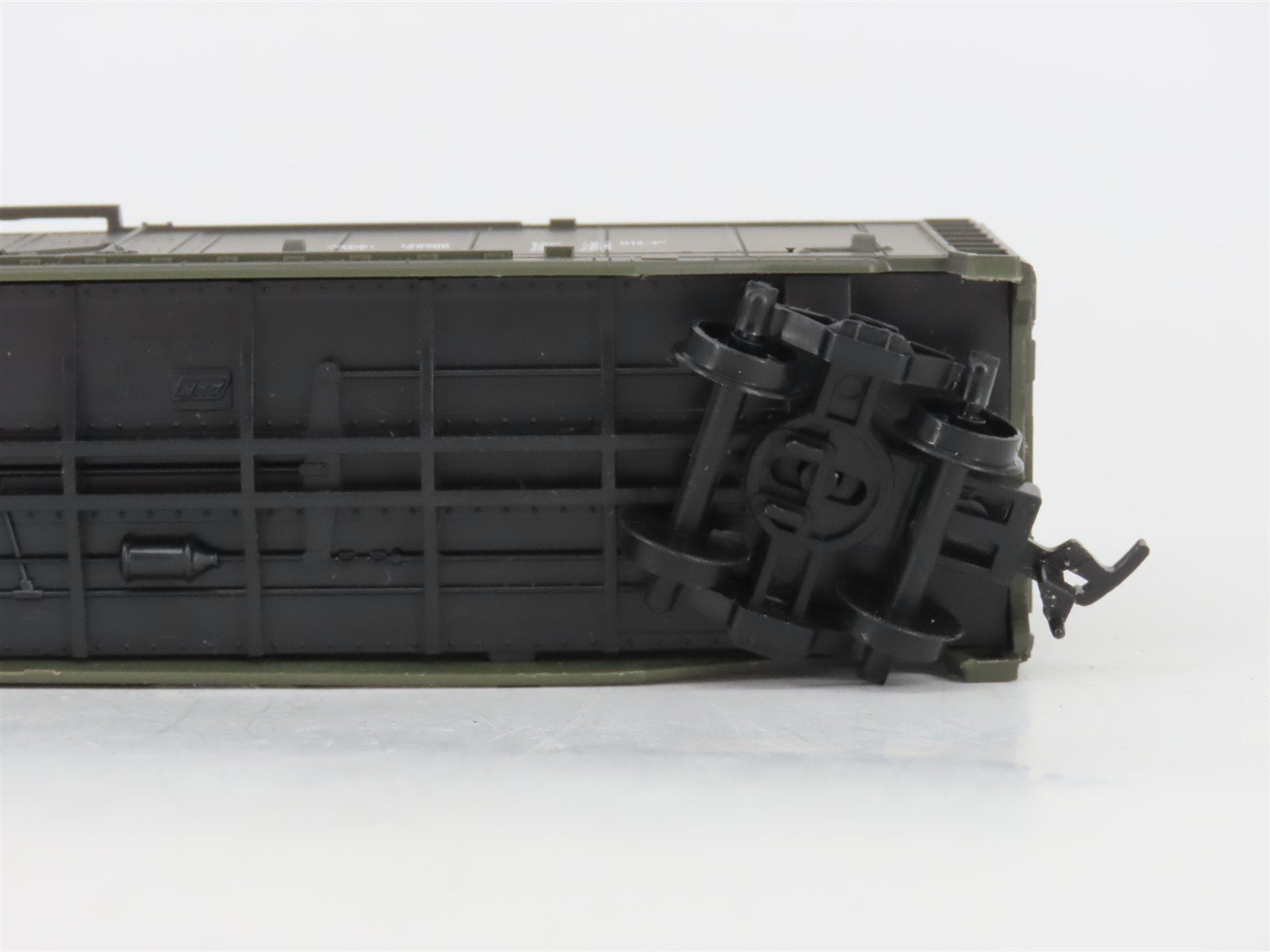 HO Scale AHM 11113 US Army Tank Buster Car #61242 w/ Cargo Dock