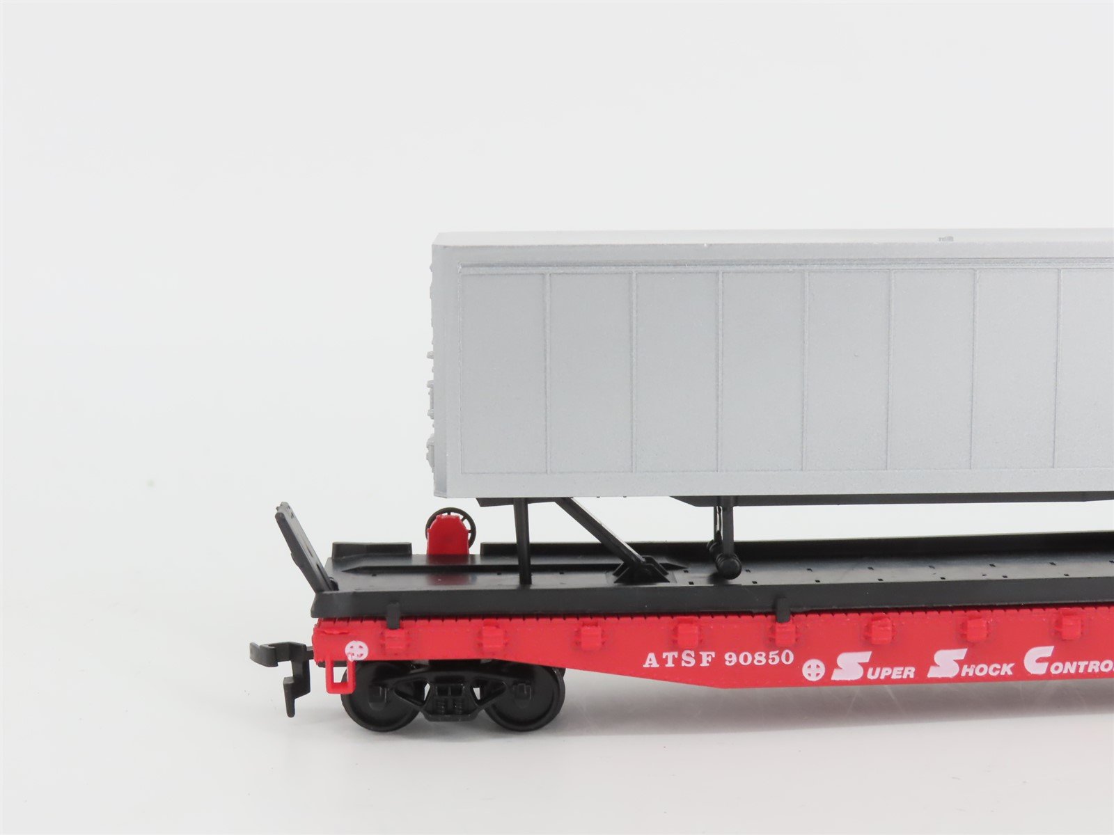 HO Scale AHM 11103 ATSF Santa Fe Flat Car #90850 w/ Falcon Trailer & Cargo Dock