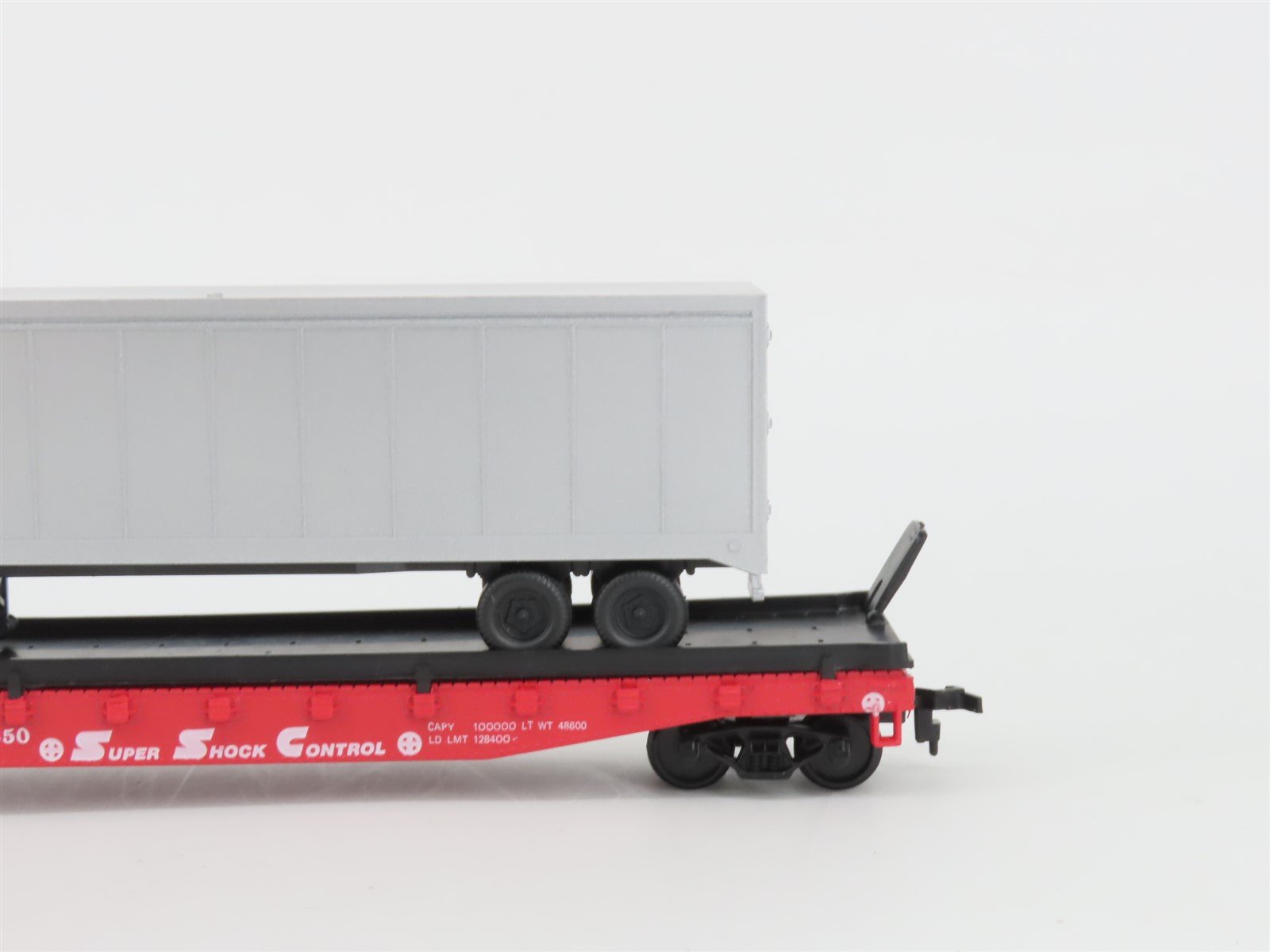 HO Scale AHM 11103 ATSF Santa Fe Flat Car #90850 w/ Falcon Trailer & Cargo Dock