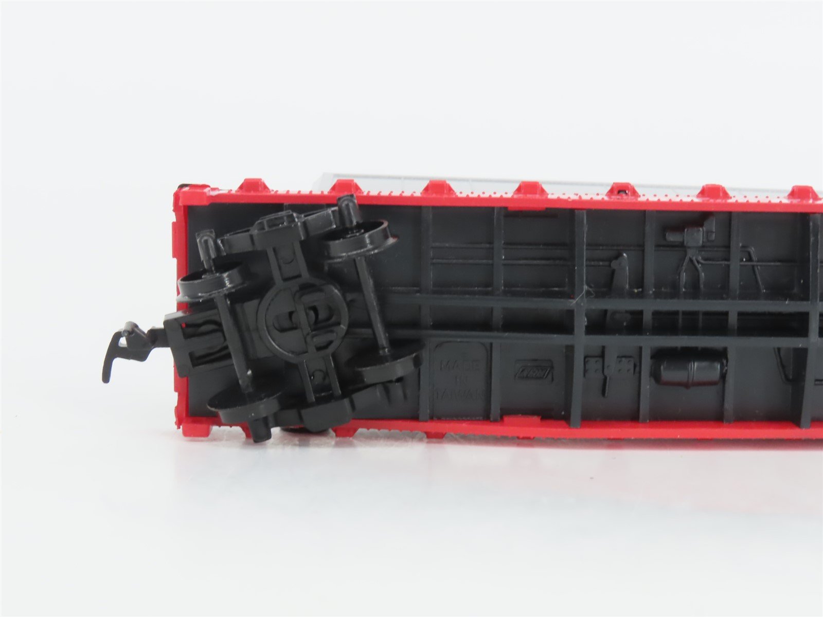 HO Scale AHM 11103 ATSF Santa Fe Flat Car #90850 w/ Falcon Trailer & Cargo Dock