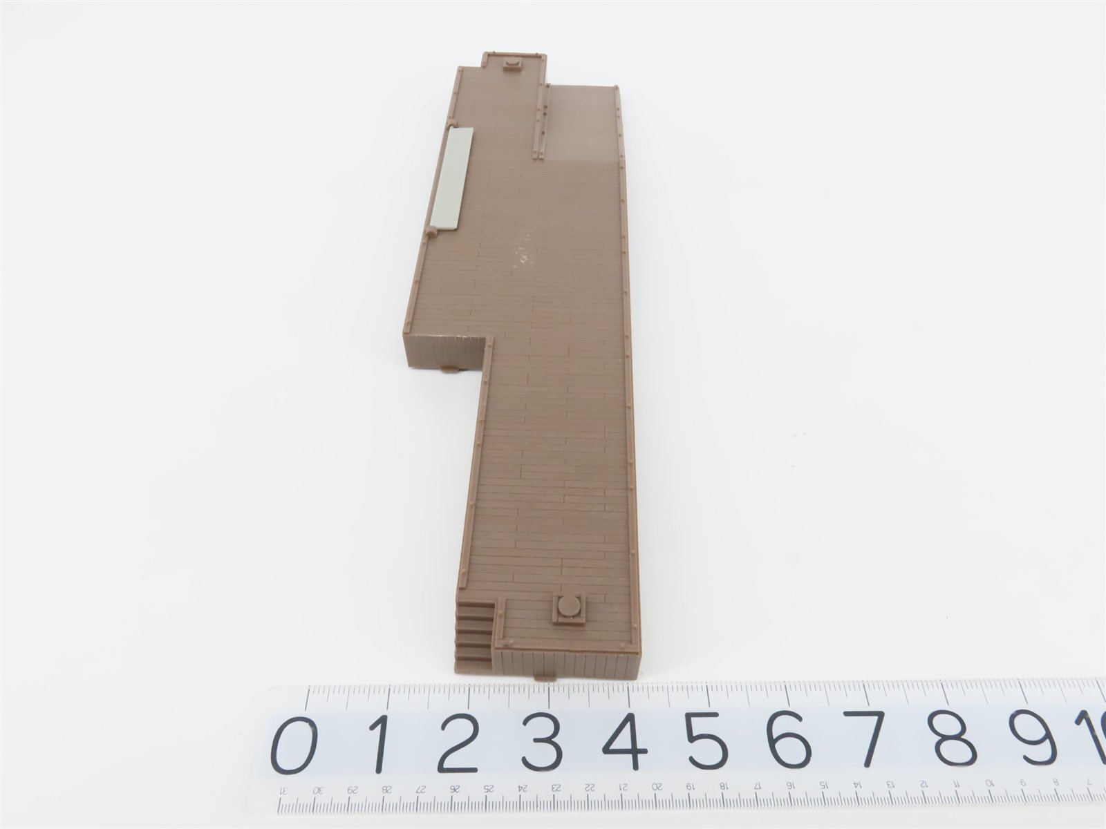 HO Scale AHM 11103 ATSF Santa Fe Flat Car #90850 w/ Falcon Trailer & Cargo Dock