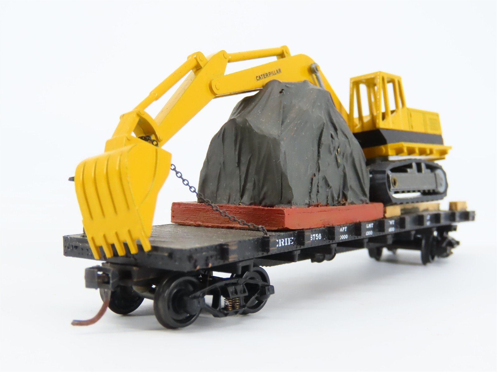 HO Scale Walthers 932-2606 Erie Railroad 42' Flat Car #8756 w/ Excavator Load