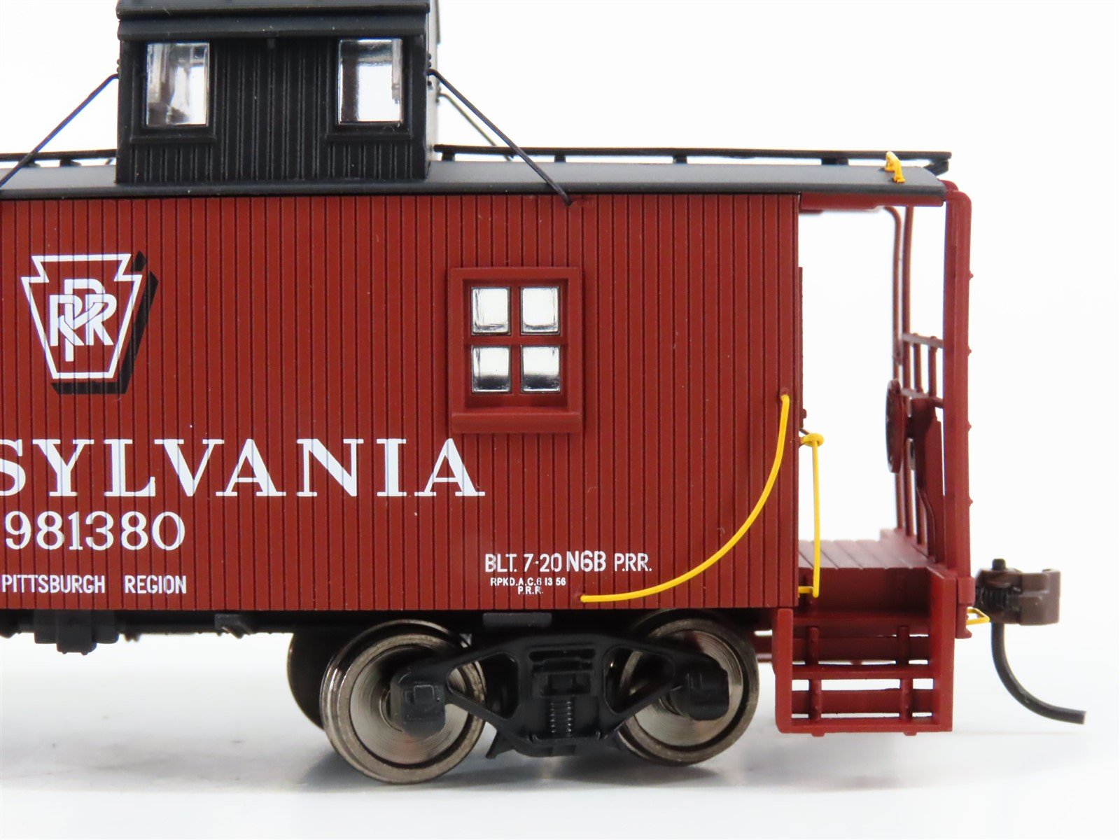 HO Scale Walthers Platinum Line 932-27642 PRR Pennsylvania Wood Caboose 2-Pack