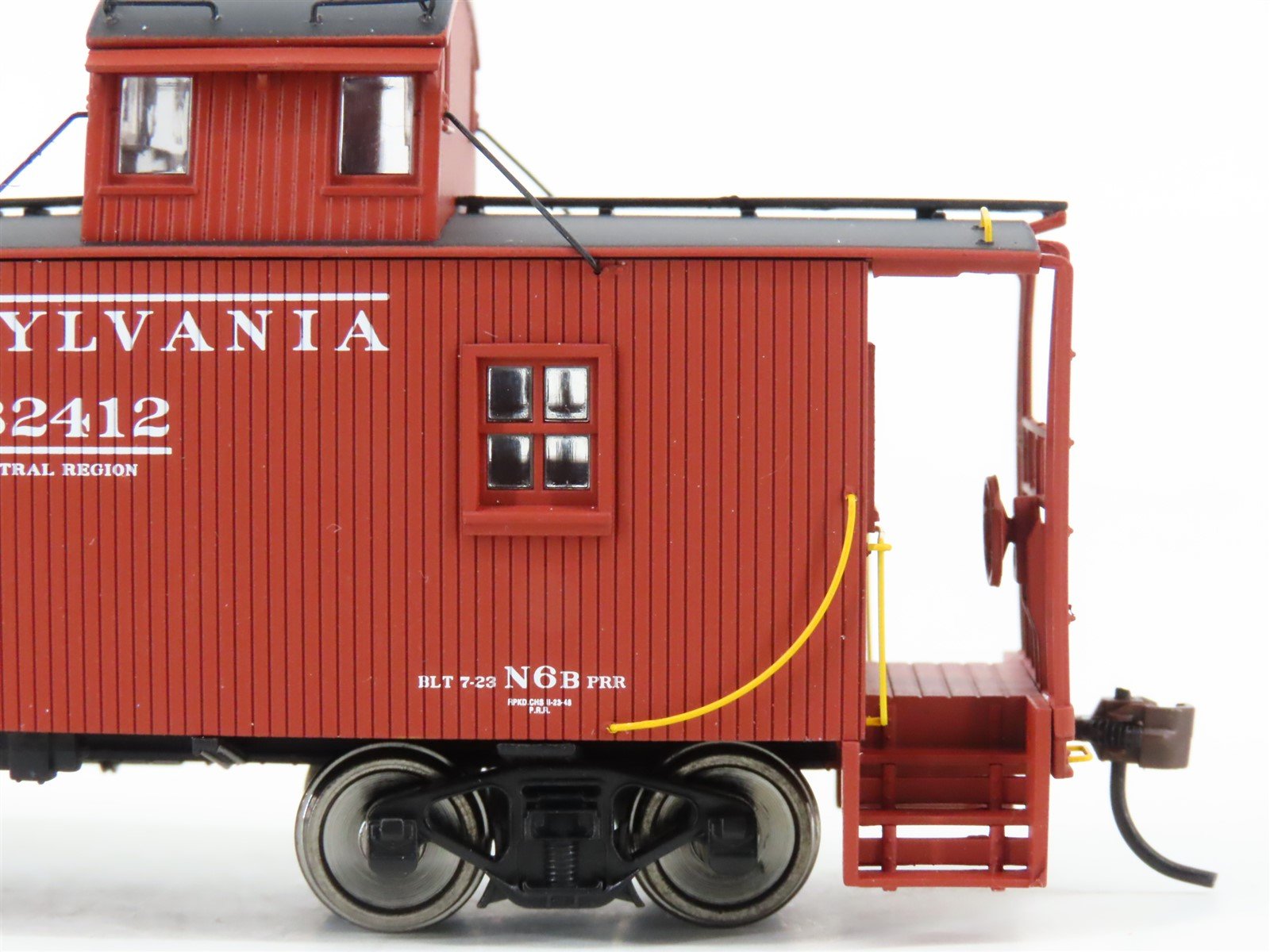 HO Scale Walthers Platinum Line 932-27641 PRR Pennsylvania Wood Caboose 2-Pack