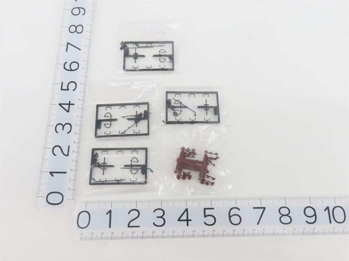 HO Liliput L240013 DR Deutsche Reichsbahn Flat Cars w/ Army Vehicles Set of 4