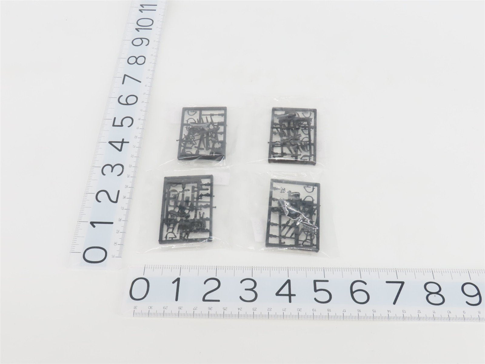 HO Liliput L240003 DR Deutsche Reichsbahn Flat Cars w/ Tiger Tanks Set of 4