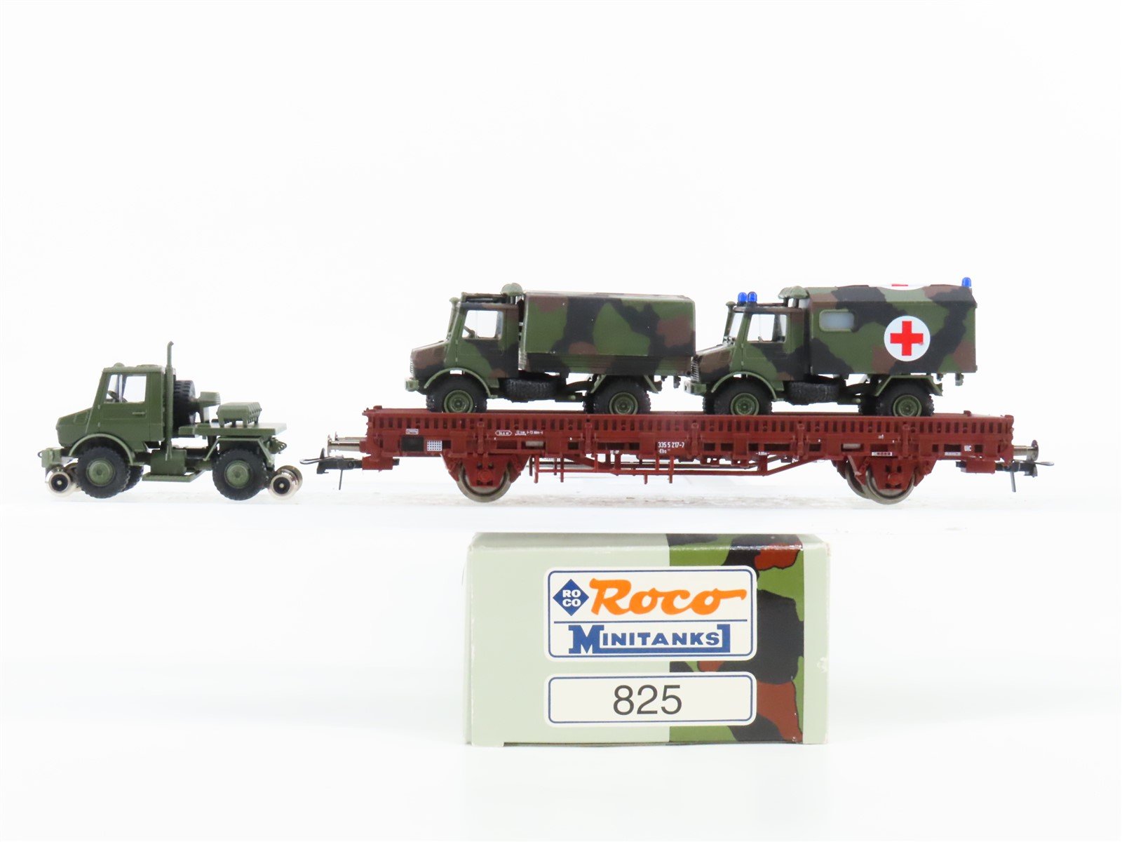HO Scale Roco Minitanks 825 Flat Car w/ 3 Military Vehicles