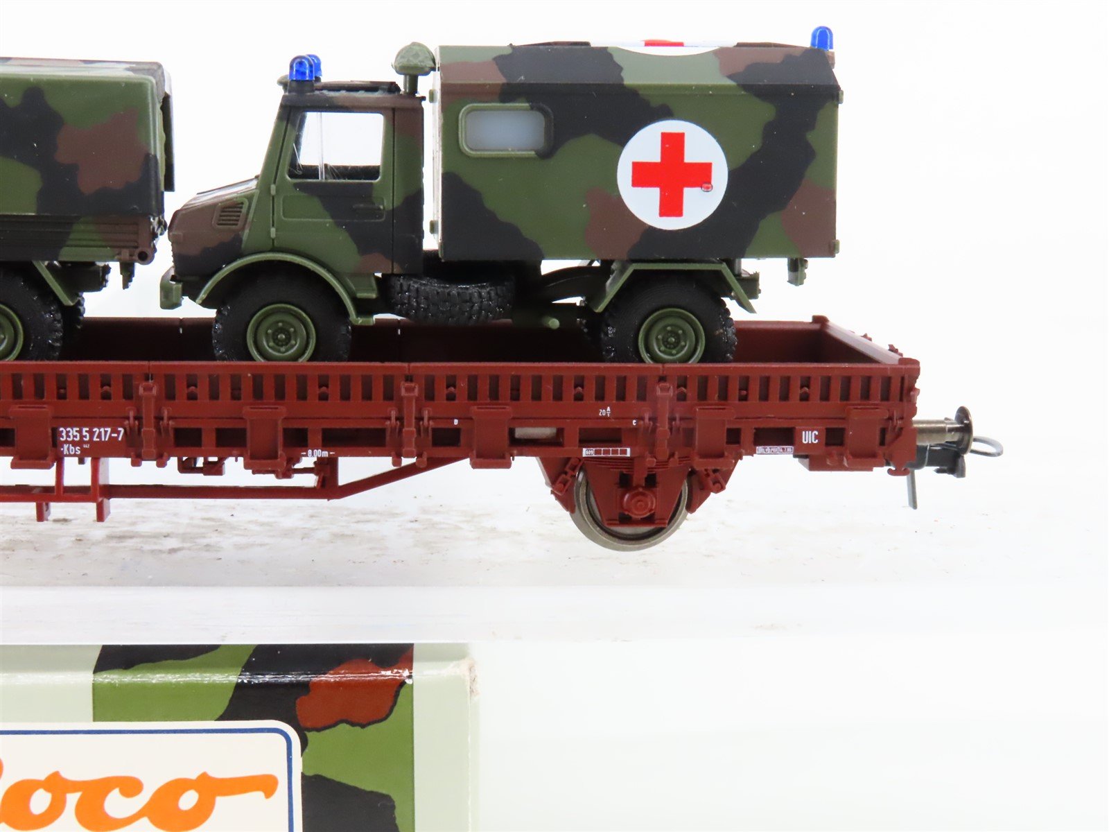 HO Scale Roco Minitanks 825 Flat Car w/ 3 Military Vehicles