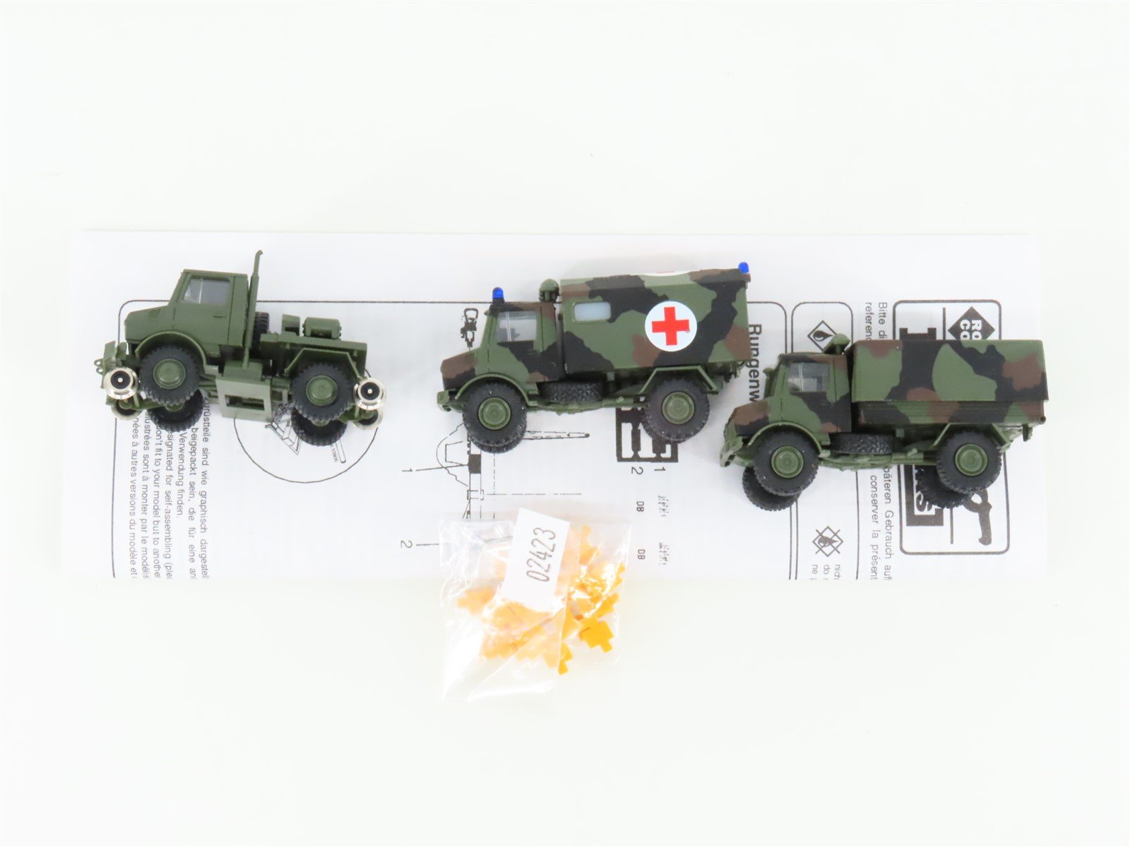 HO Scale Roco Minitanks 825 Flat Car w/ 3 Military Vehicles