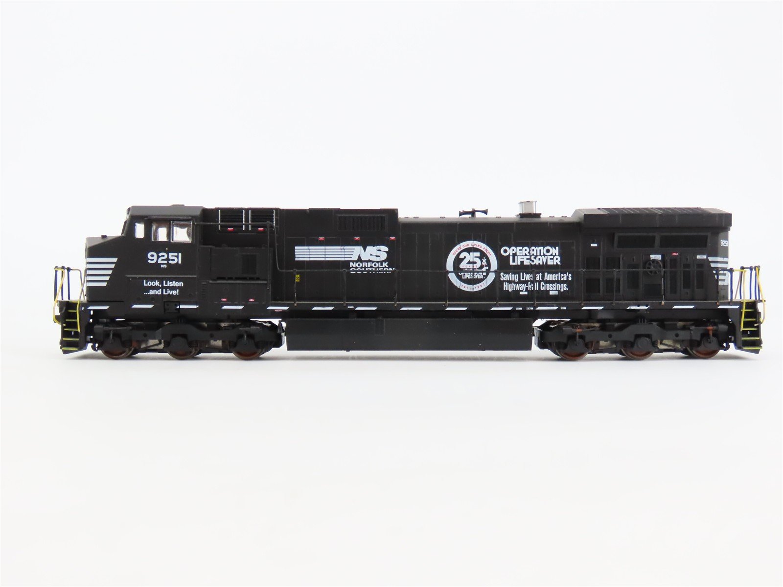 HO Athearn NS Norfolk Southern "Operation Lifesaver" Dash 9-44CW Diesel #9251