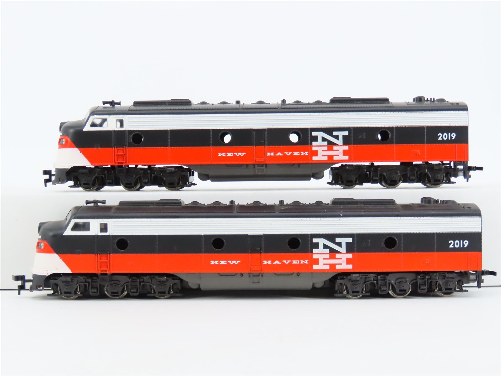 HO Scale Rivarossi NH New Haven "McGinnis" EMD E8A/A Diesel Locomotive Set #2019