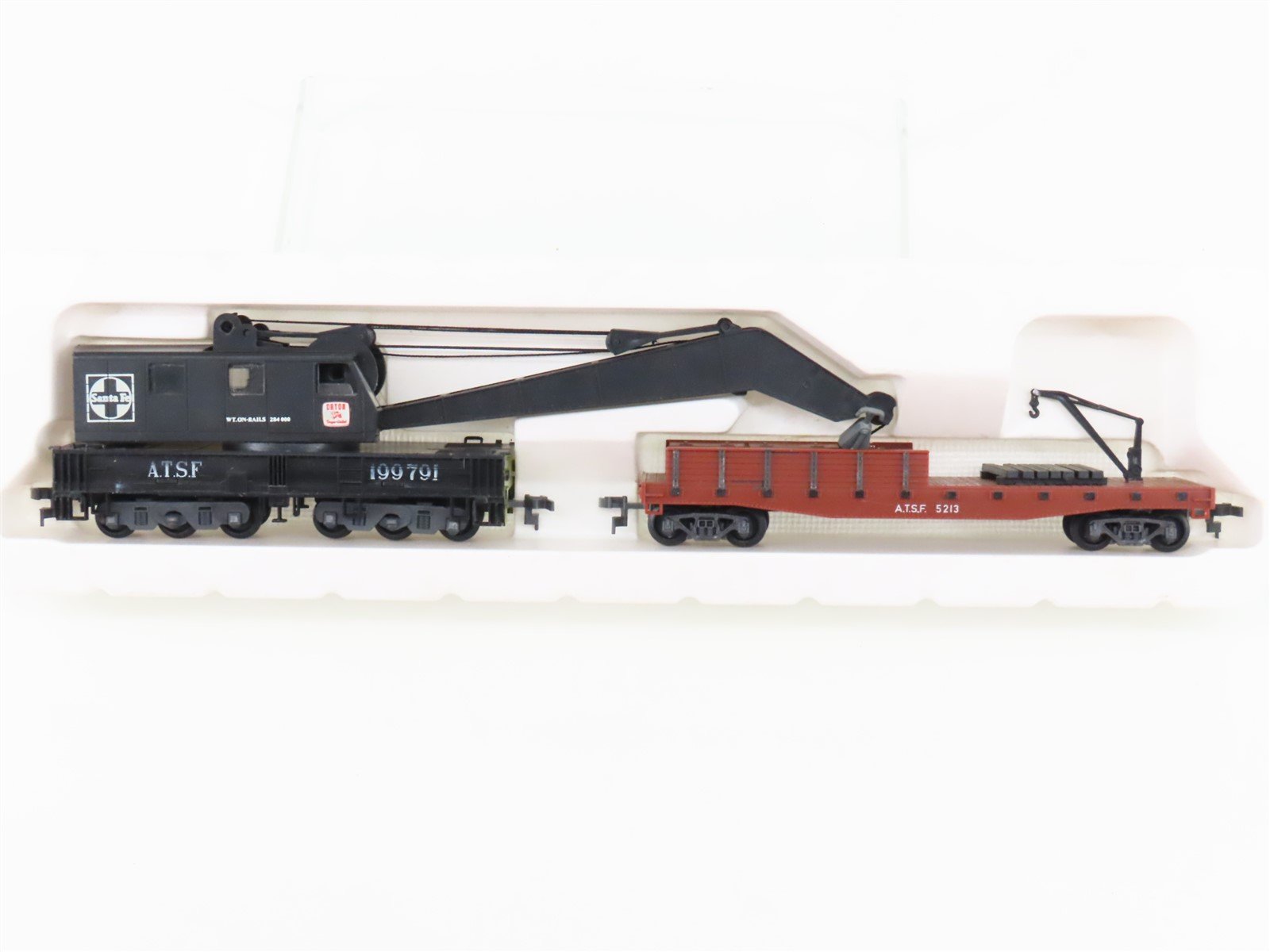 HO Scale AHM ATSF Santa Fe Crane Car & Boom Tender Set