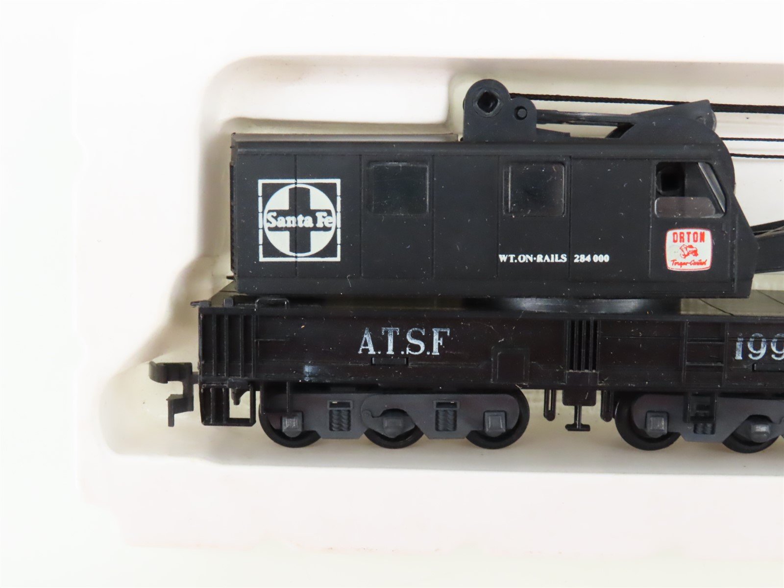 HO Scale AHM ATSF Santa Fe Crane Car & Boom Tender Set
