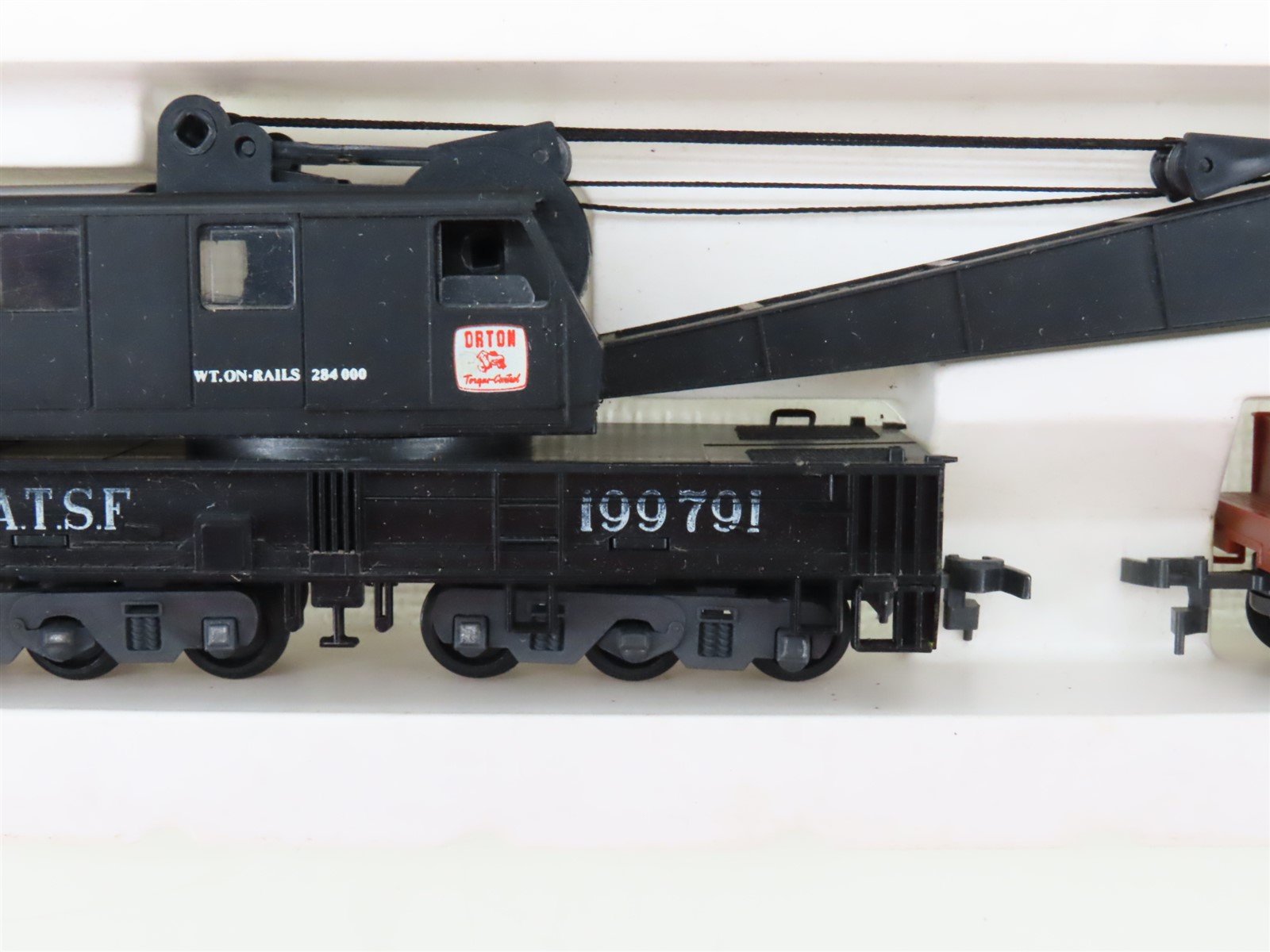 HO Scale AHM ATSF Santa Fe Crane Car & Boom Tender Set