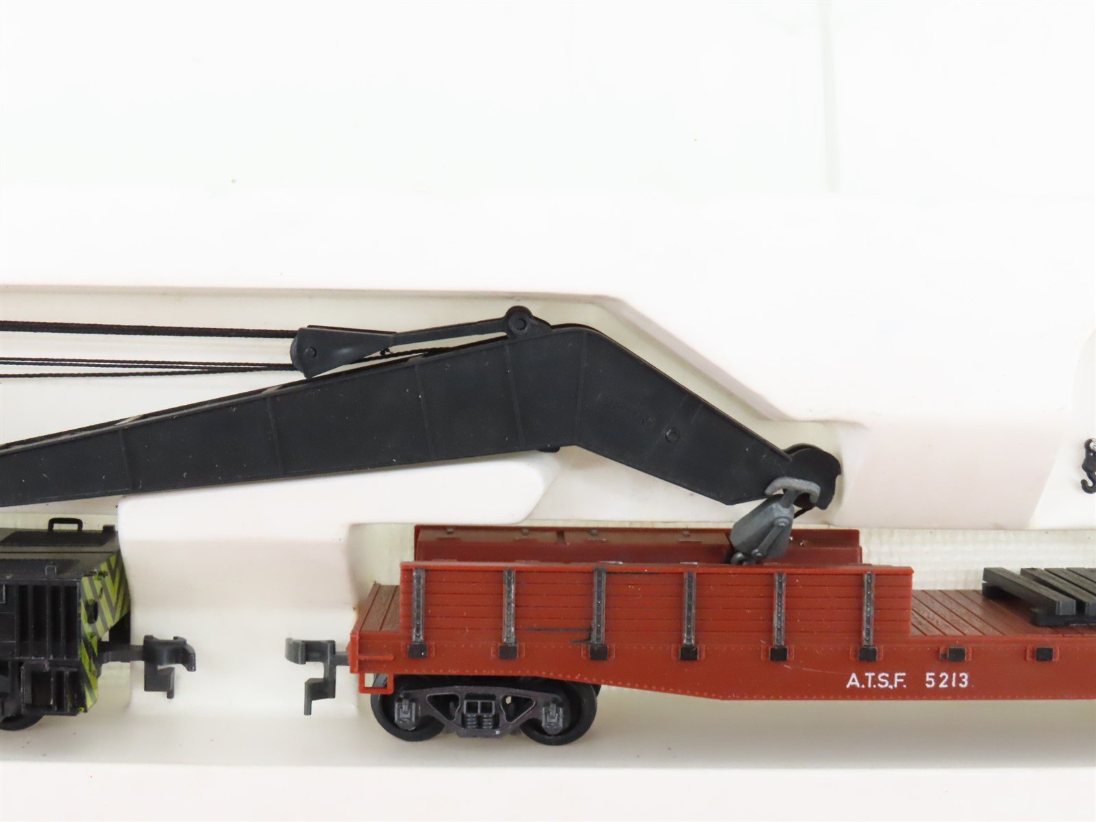 HO Scale AHM ATSF Santa Fe Crane Car & Boom Tender Set