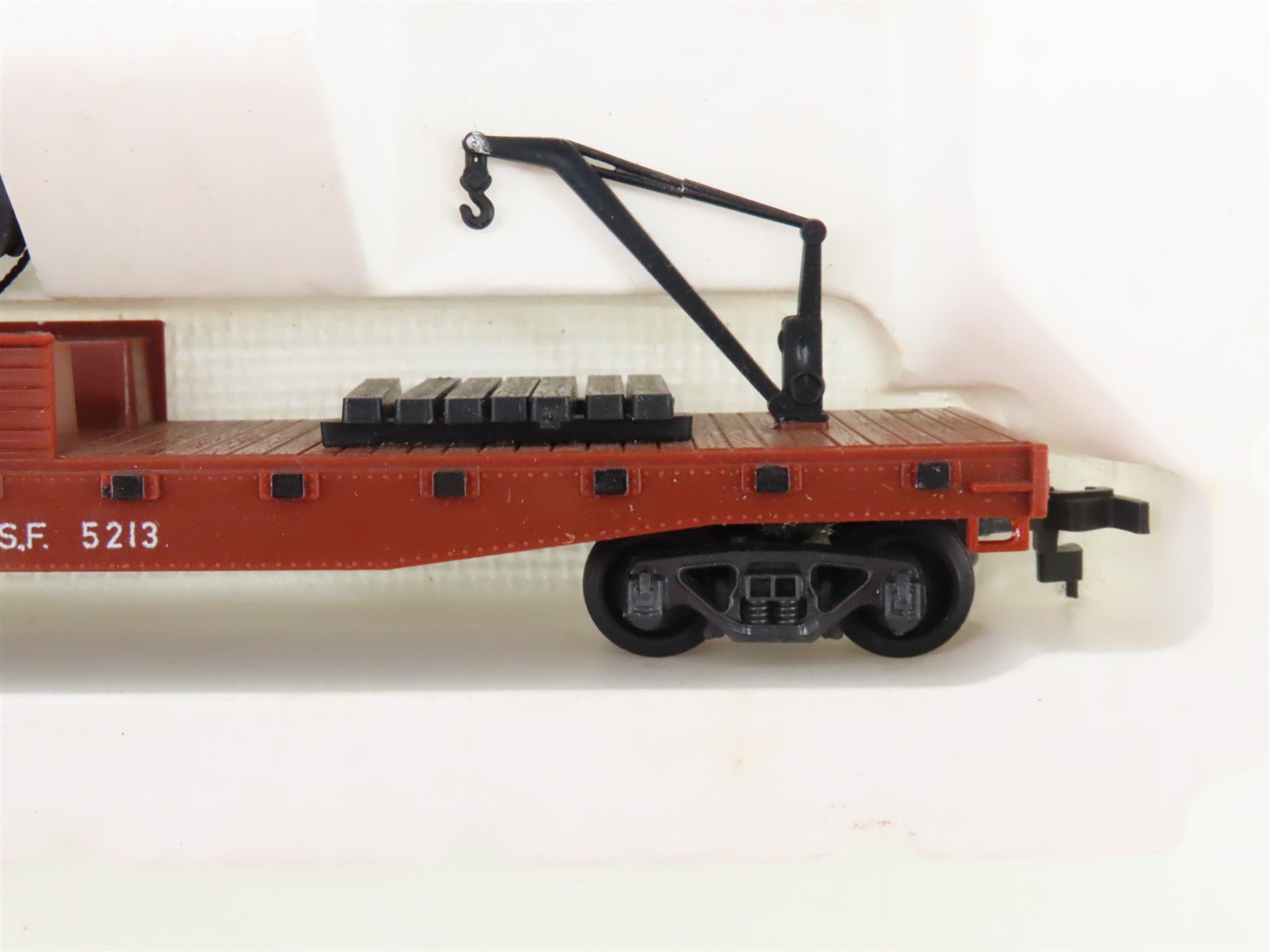 HO Scale AHM ATSF Santa Fe Crane Car & Boom Tender Set