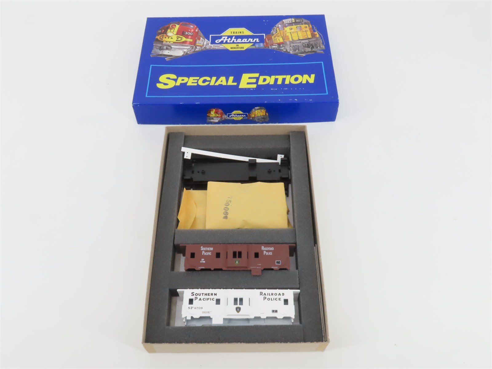 HO Scale Athearn SE Kit #2301 SP Southern Pacific Police Bay Window Cabooses